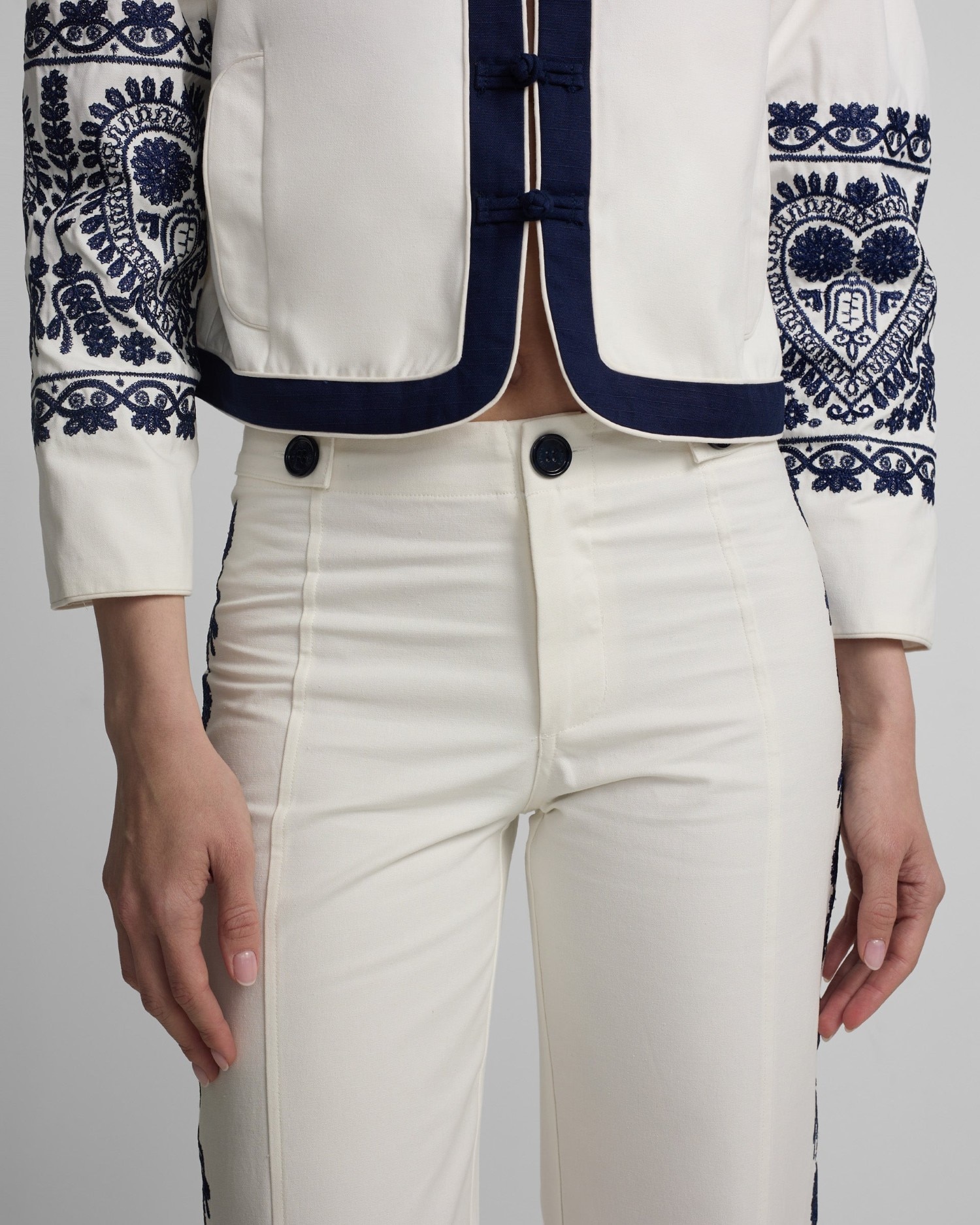 Calças com Corte a Direito com Detalhes Bordados em Branco Branco-3