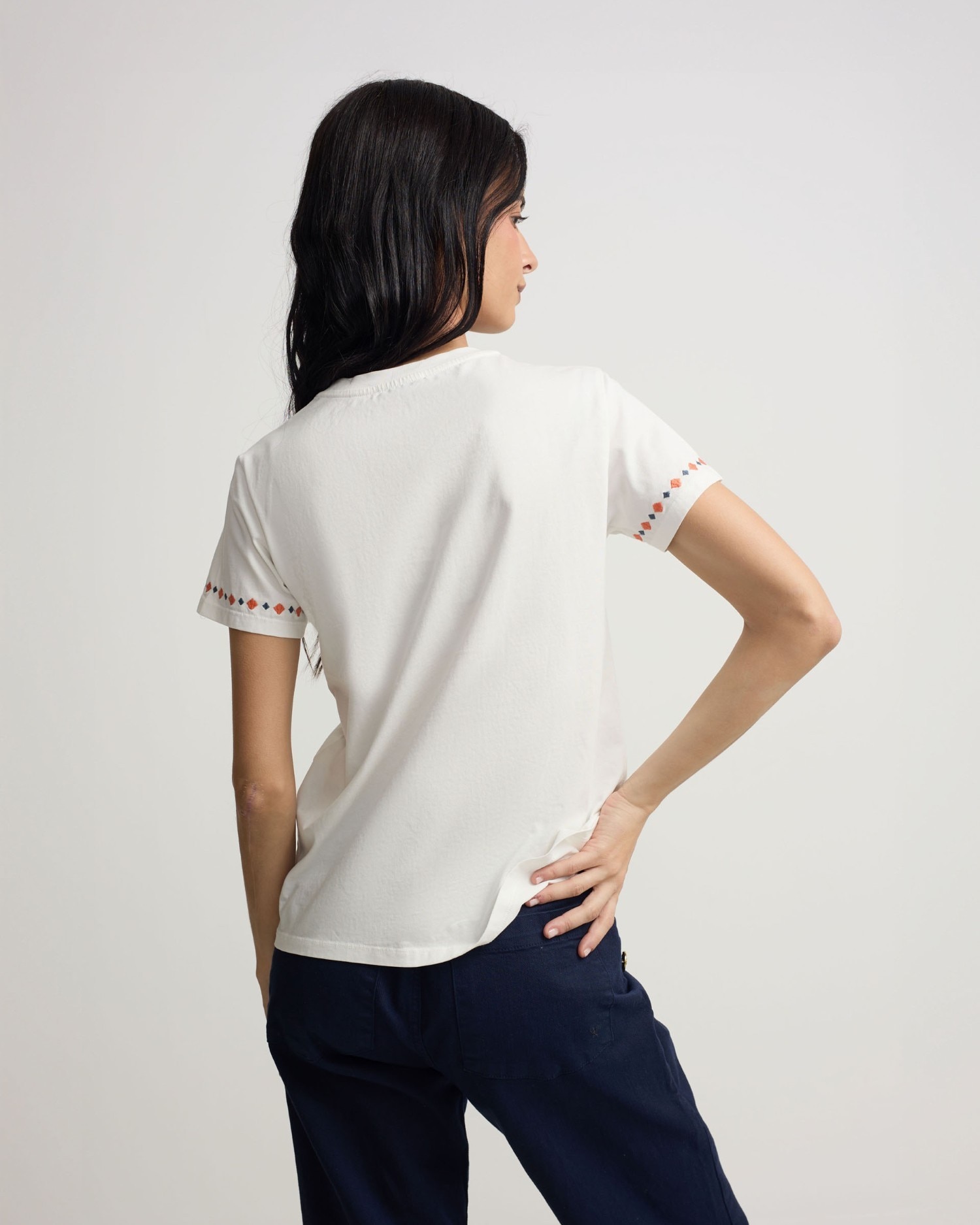 T-shirt com Bordados Ikat Branco-2