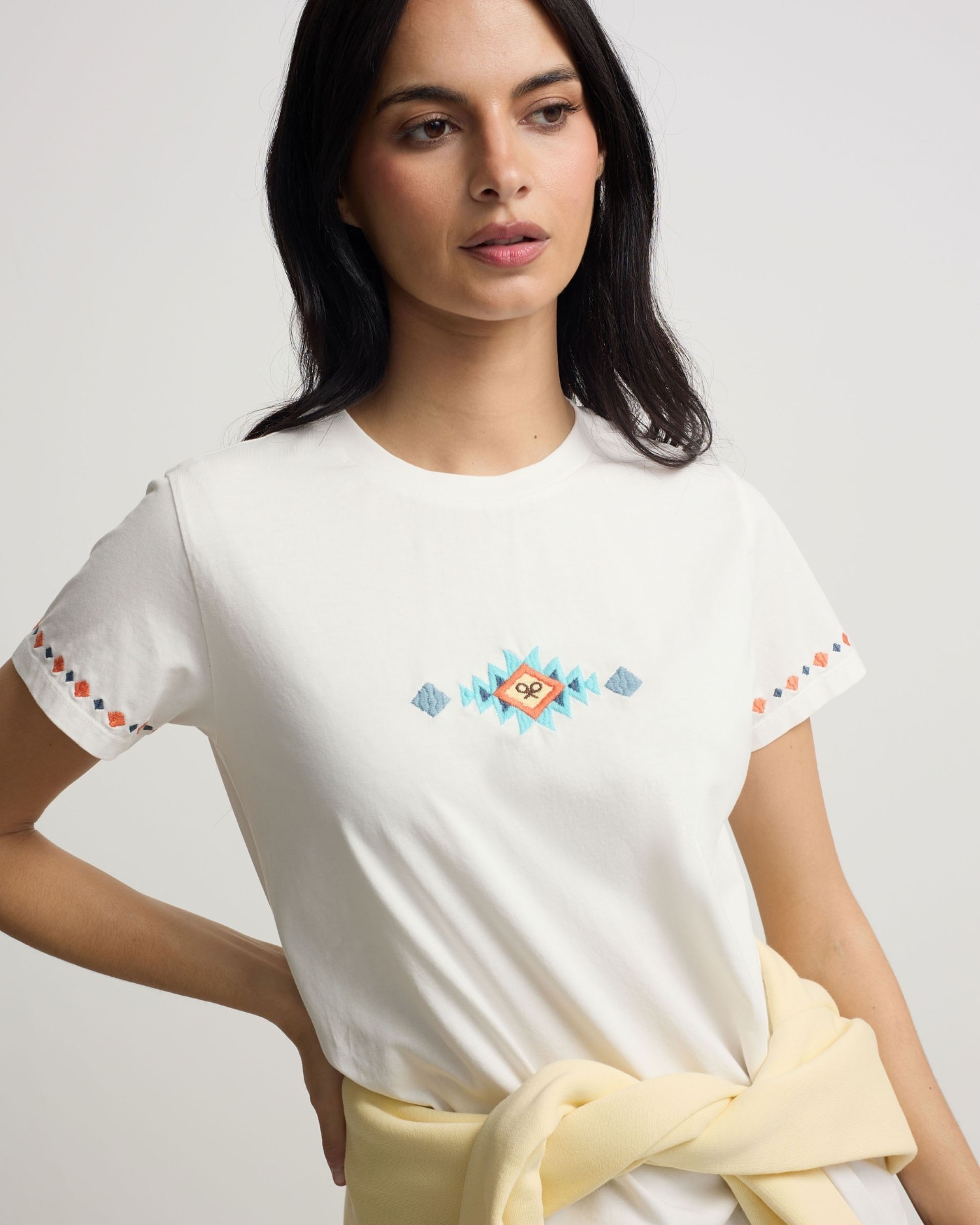 T-shirt com Bordados Ikat Branco-3