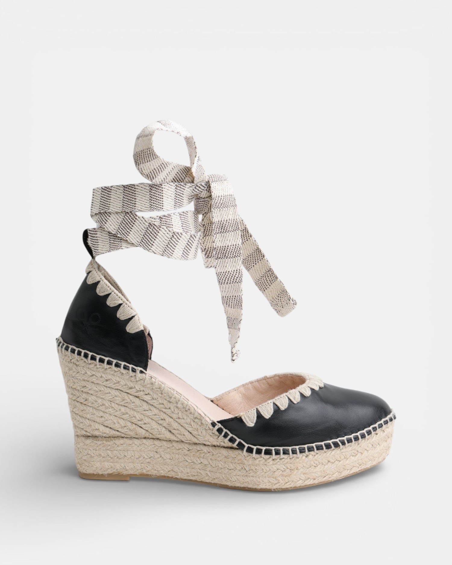 Imagem 0 de Sandálias de Cunha em Pele com Detalhes de Ráfia