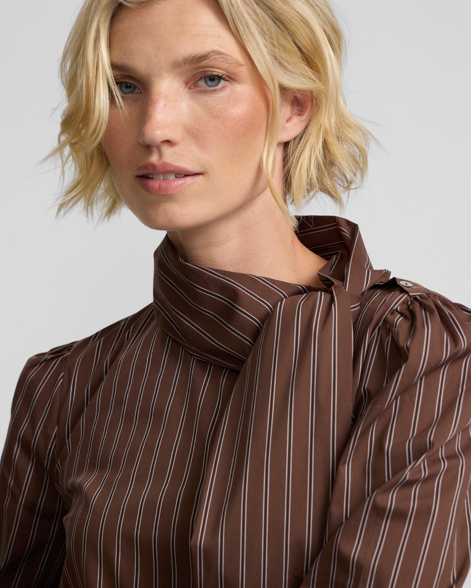 Camisa de Gola Alta com Laçada Às Riscas Castanho-3