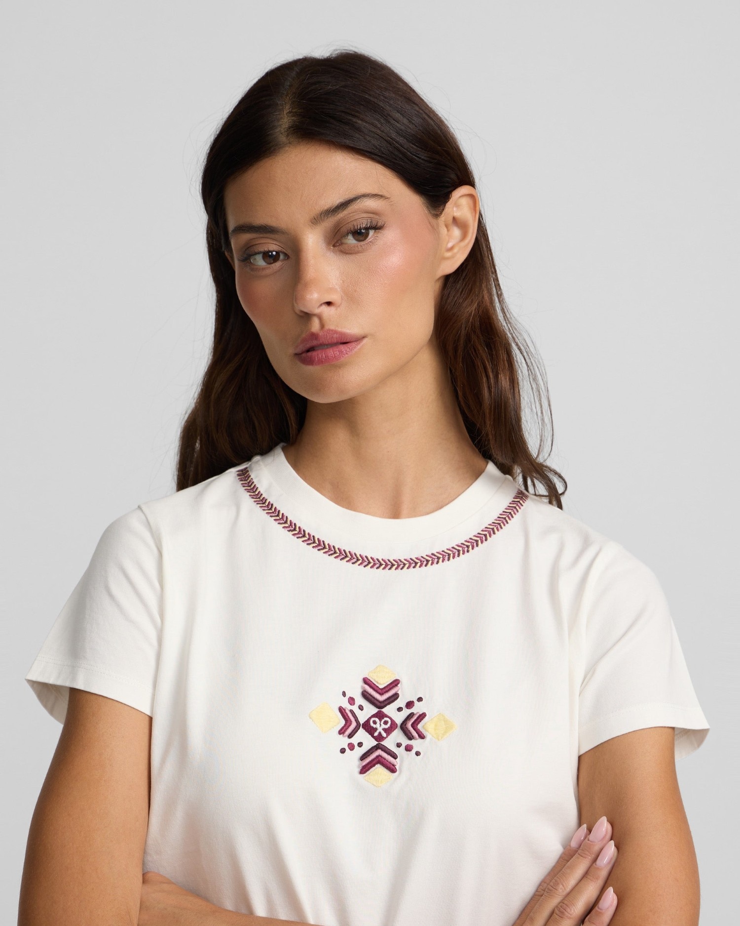 T-shirt com Bordado Étnico em Cru Bege-3