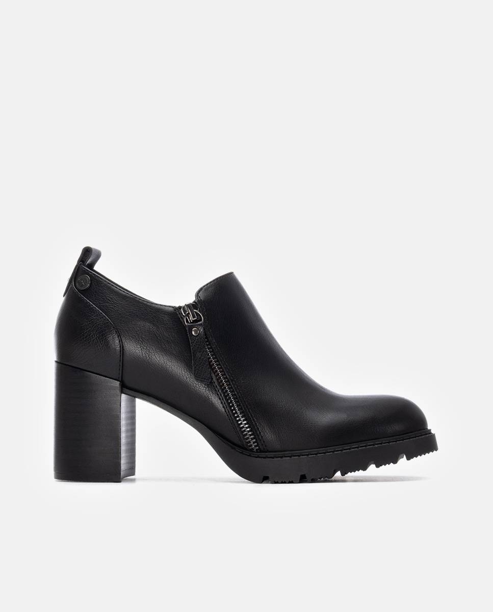 Botins com Cano Baixo e Tacão Preto-1