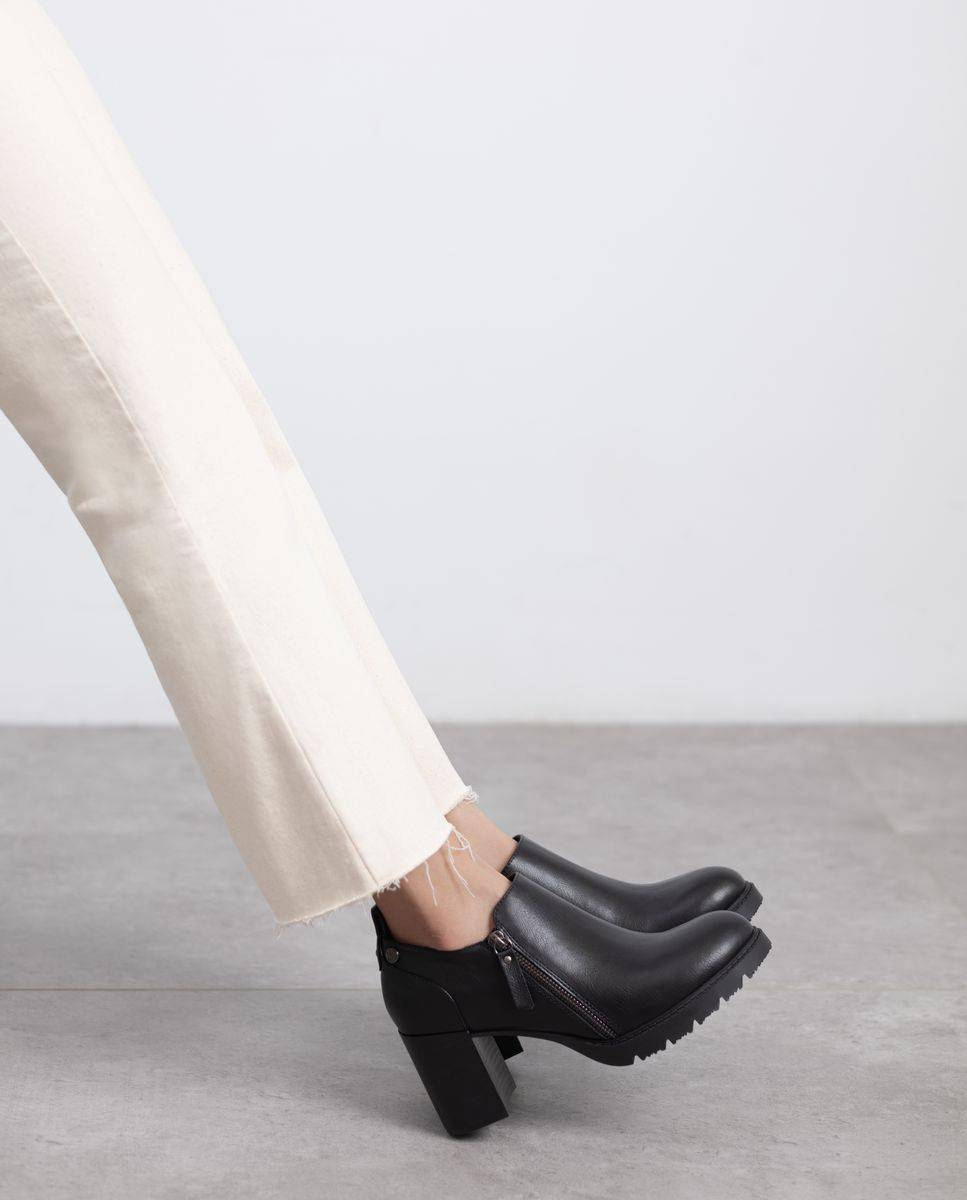Botins com Cano Baixo e Tacão Preto-2