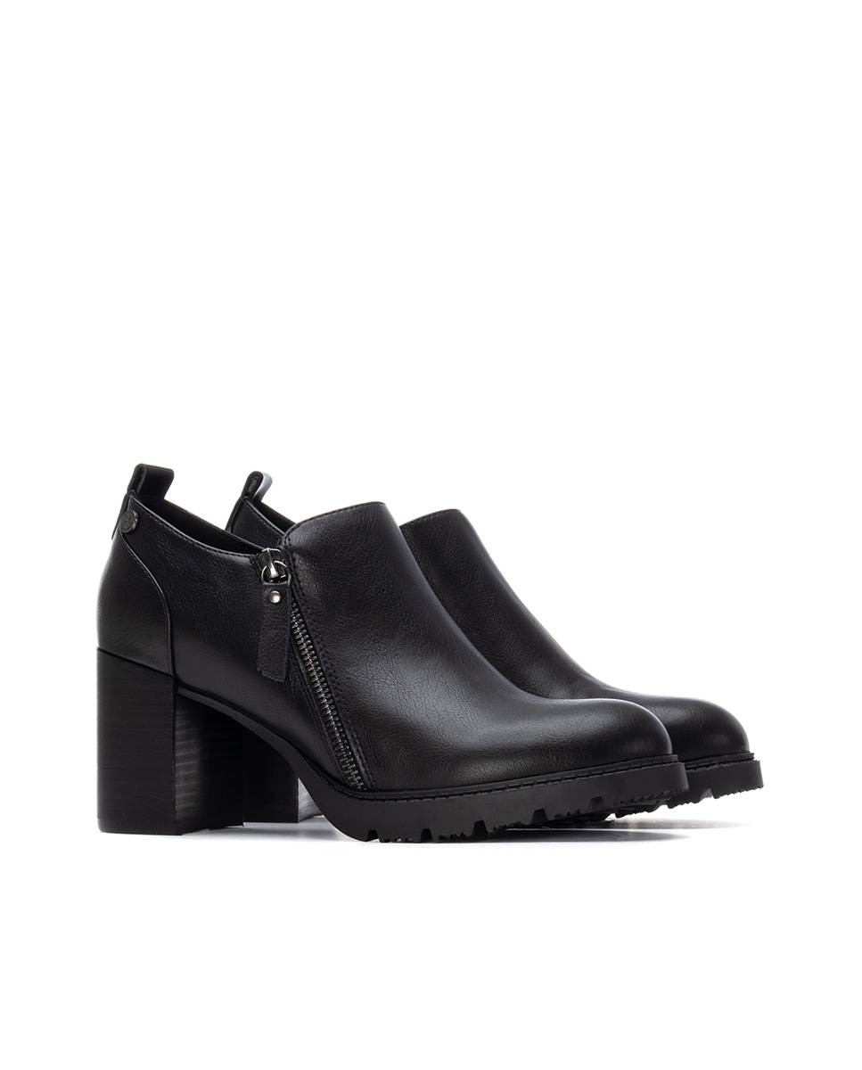 Botins com Cano Baixo e Tacão Preto-5