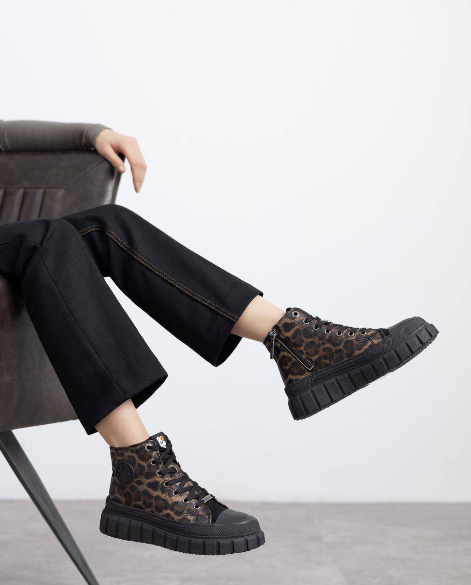 Botins com Fecho Zip e Sola de Borracha Camel-2
