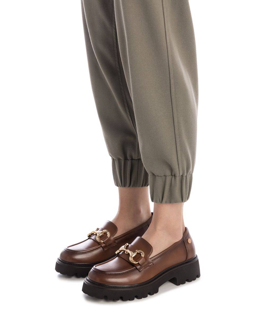 Mocassins Rasos com Corrente Decorativa Camel-2