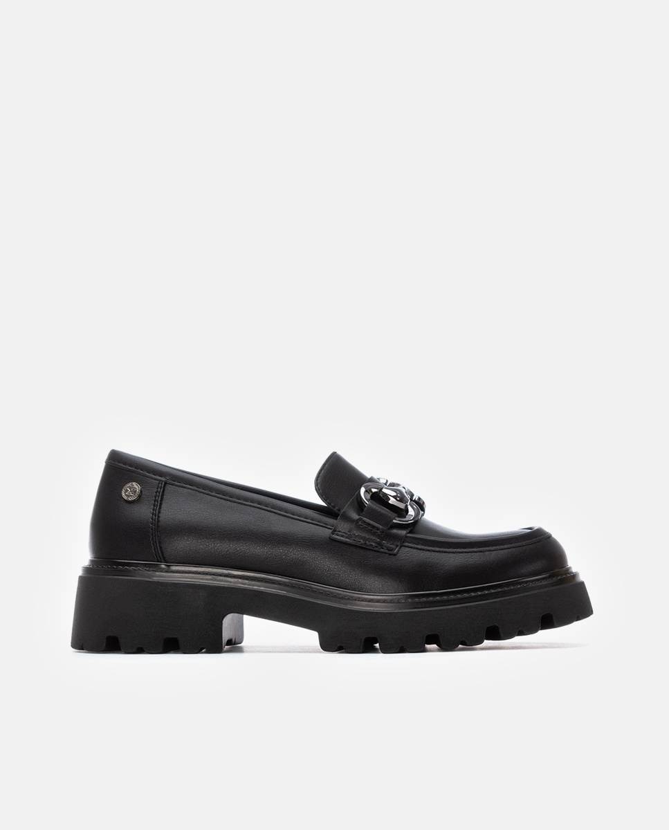 Imagem 0 de Mocassins Rasos com Corrente Decorativa