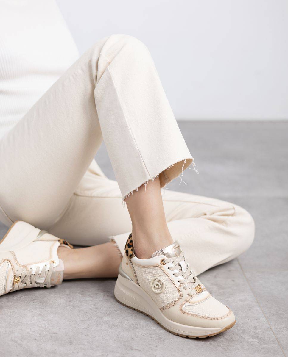 Sapatilhas de Pele com Cunha Alta de Borracha Bege-2