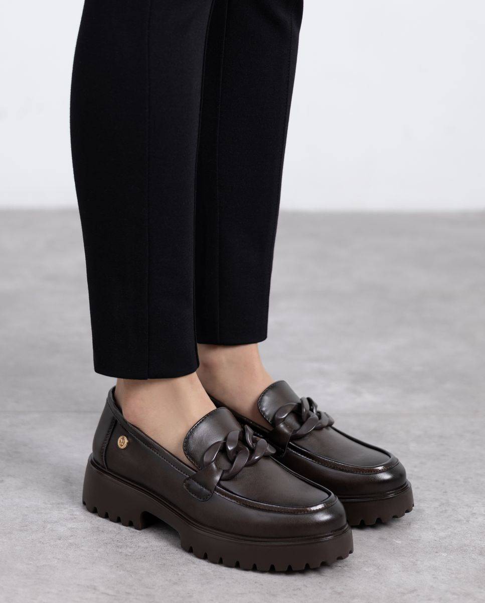 Mocassins com Plataforma e Corrente Decorativa Castanho-2