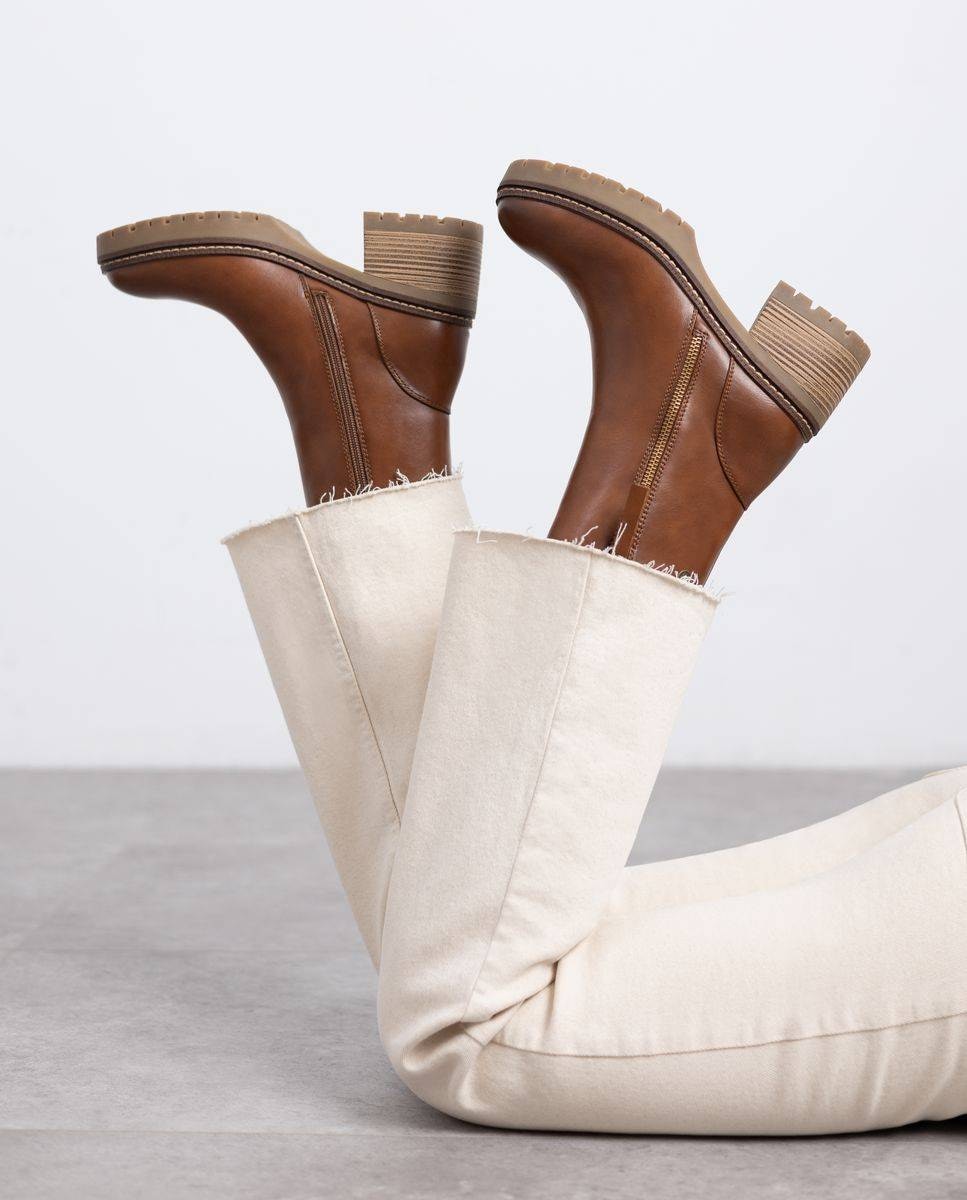 Botins com Tacão e Fecho Zip Lateral Camel-2