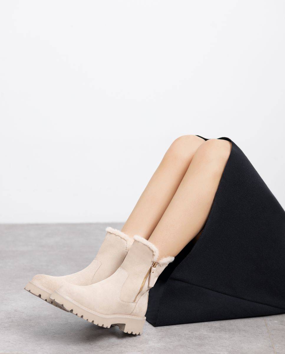 Botins de Pele com Sola de Borracha Bege-2