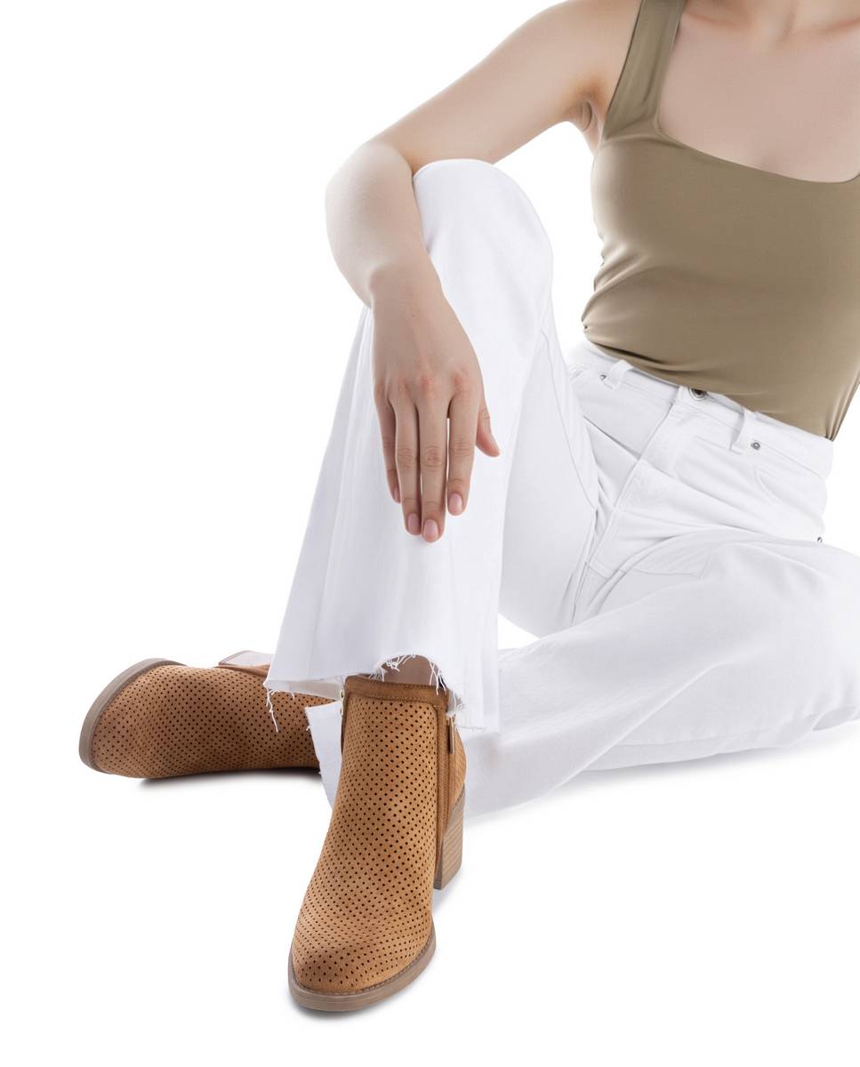 Botins Básicos com Salto e Fecho Zip Camel-2