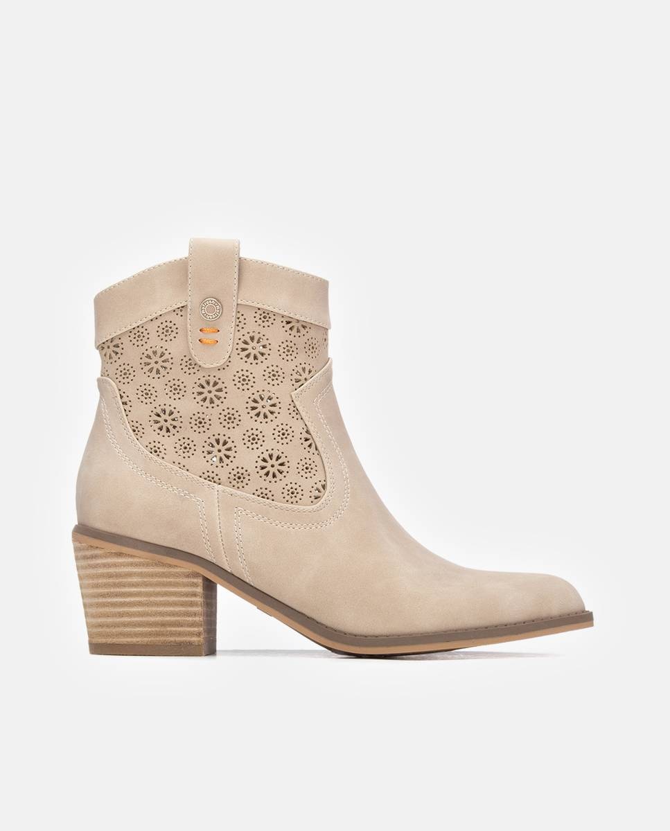 Imagem 0 de Botins Básicos com Tacão Estilo Cowboy