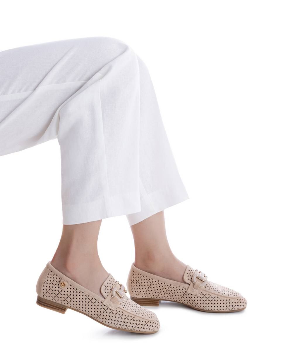Mocassins Rasos de Pele com Corrente Decorativa Bege-2