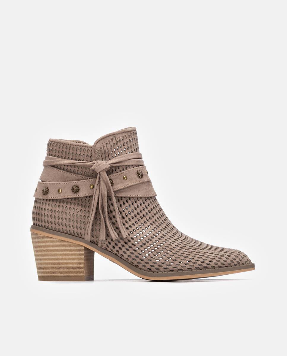 Imagem 0 de Botins com Tacão Estilo Cowboy