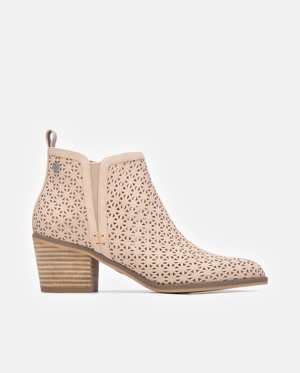 Imagem 0 de Botins Básicos com Tacão Estilo Cowboy