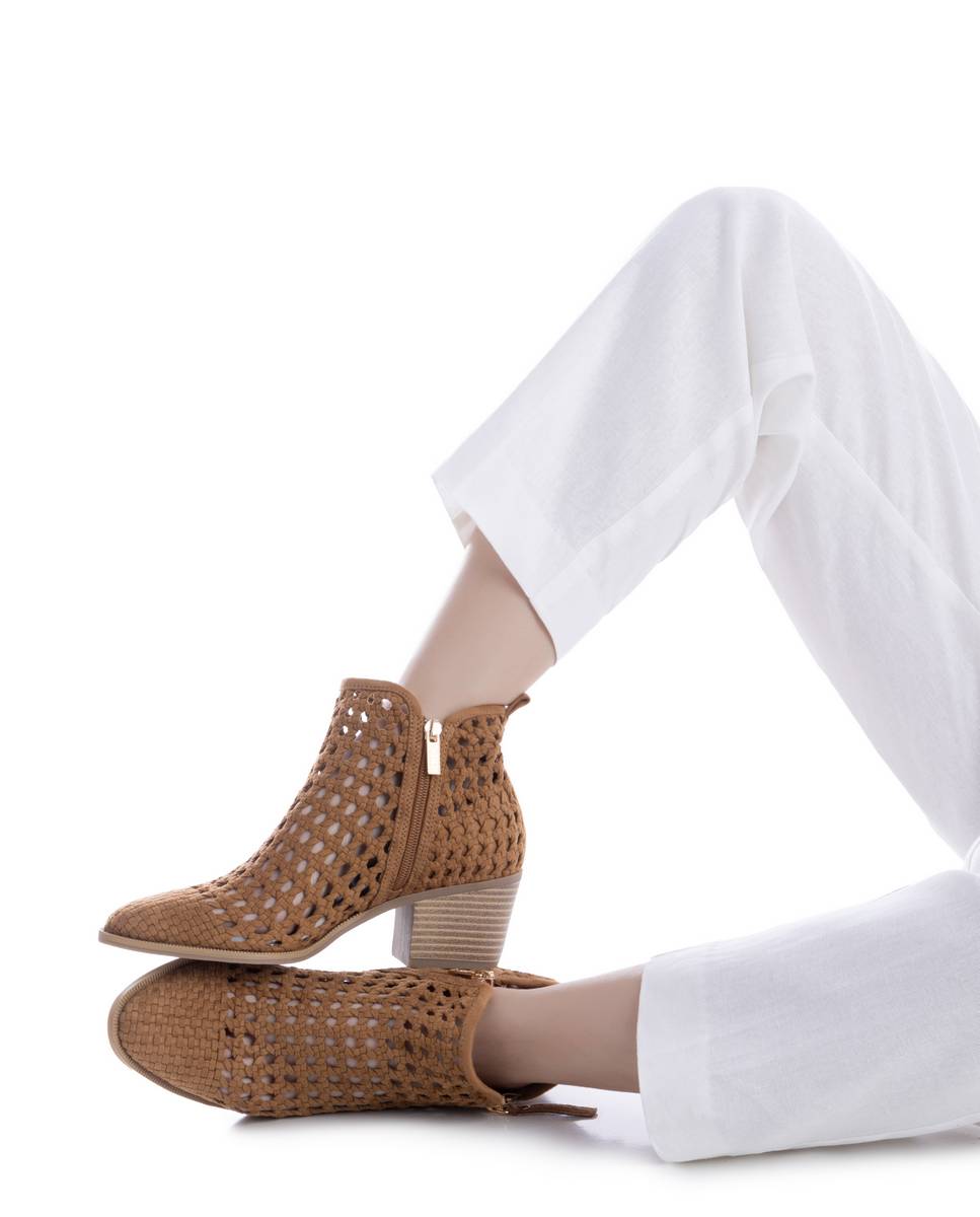 Botins Básicos com Salto e Fecho Zip Camel-2