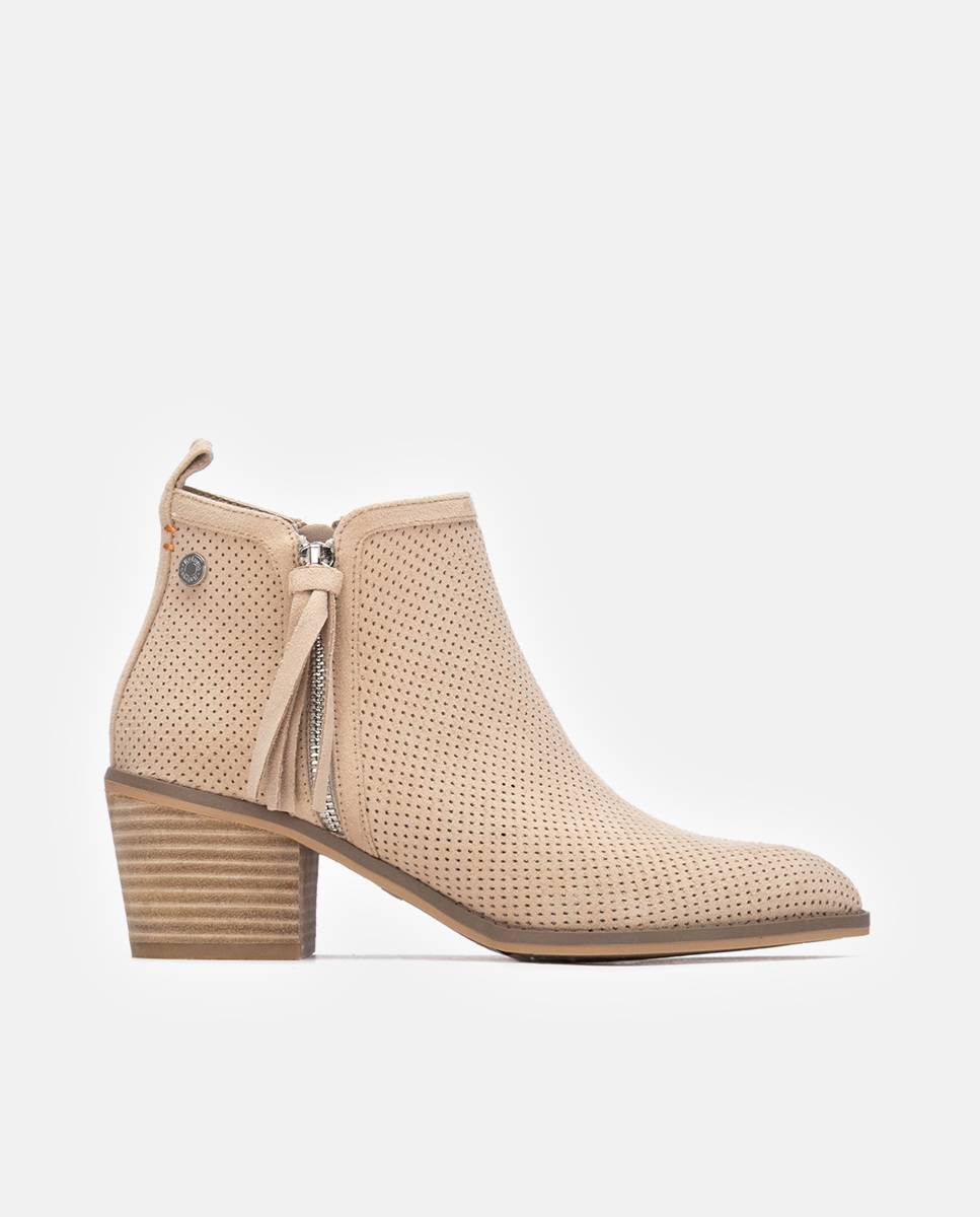Imagem 0 de Botins Básicos com Tacão Estilo Cowboy