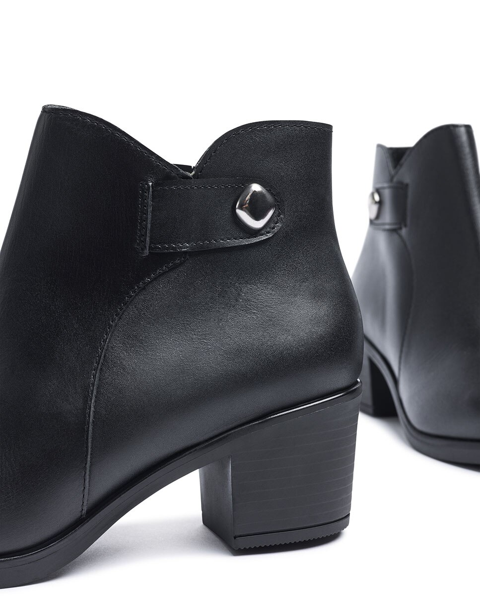 Botins de Salto em Pele Preto-4