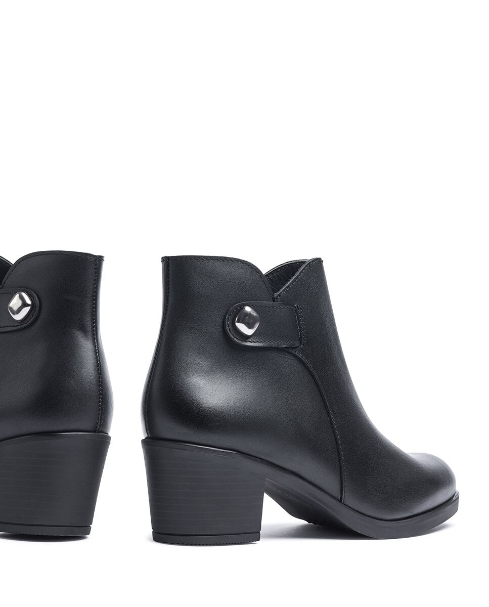 Botins de Salto em Pele Preto-5