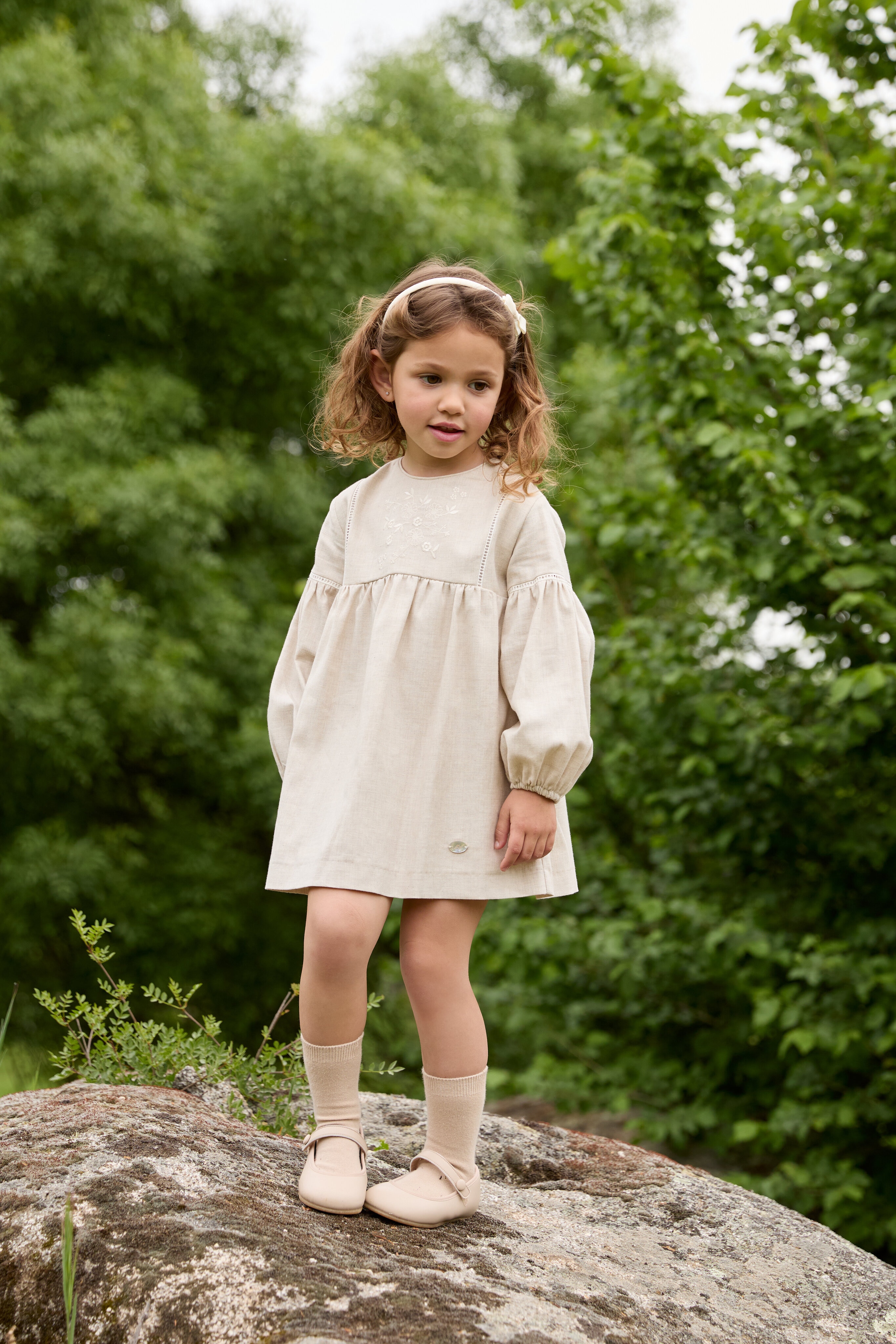 Vestido Infantil de Algodão com Desenho Bordado Areia-4