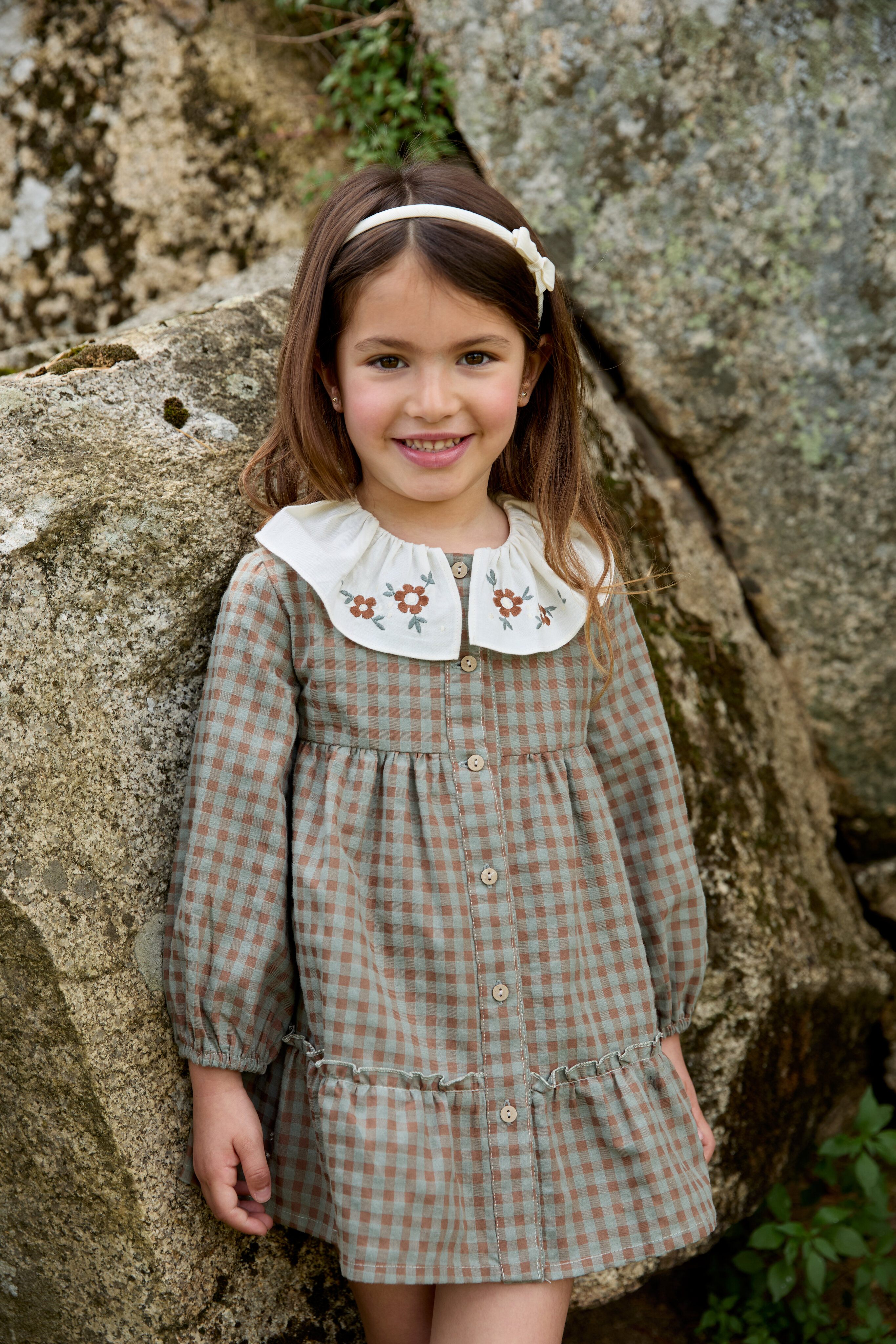 Vestido Infantil de Tecido Microestampado Aos Quadrados Castanho-4
