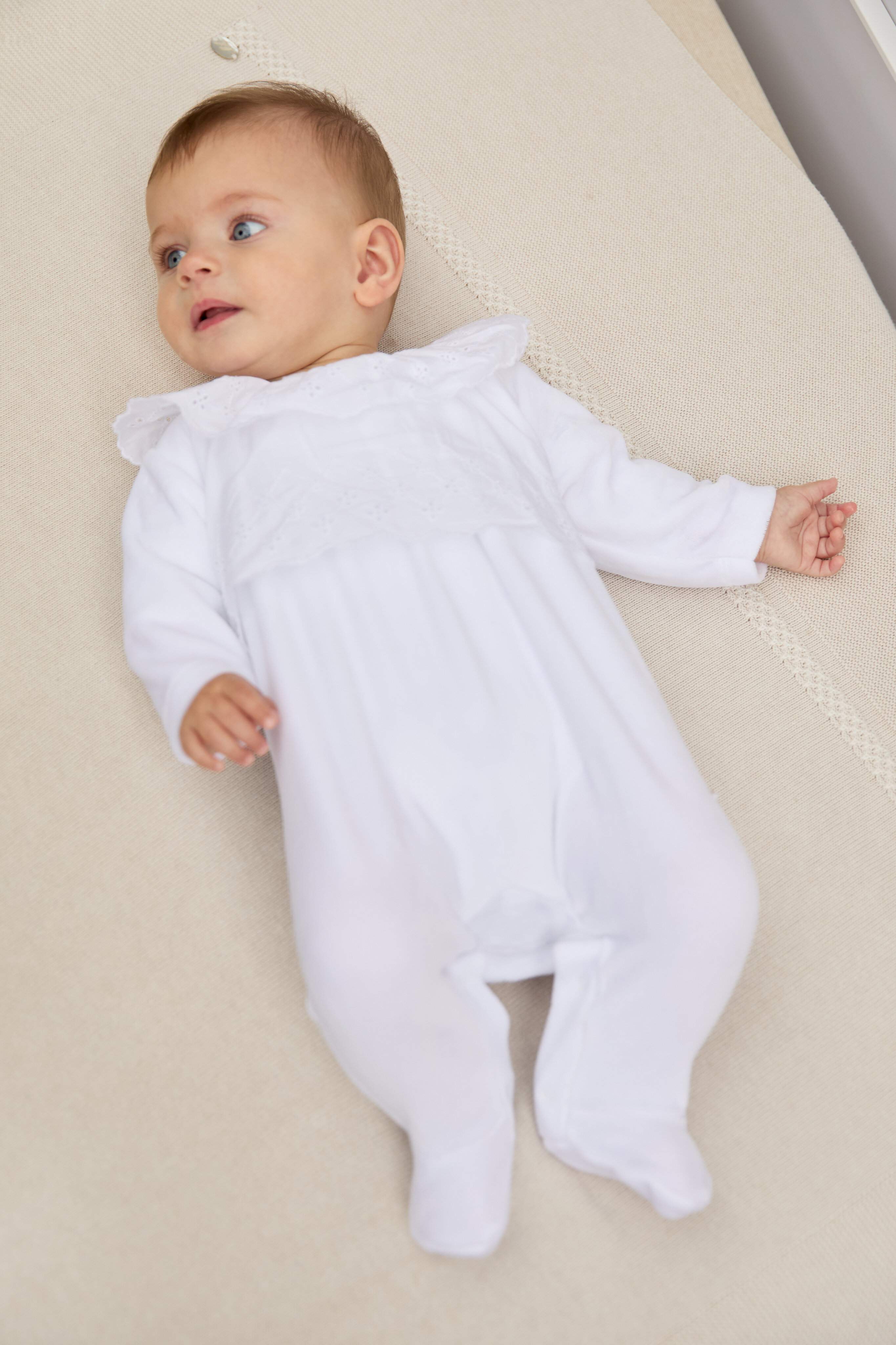 Pijama para Bebé de Veludo com Peitilho Tecido Bordado Branco-4