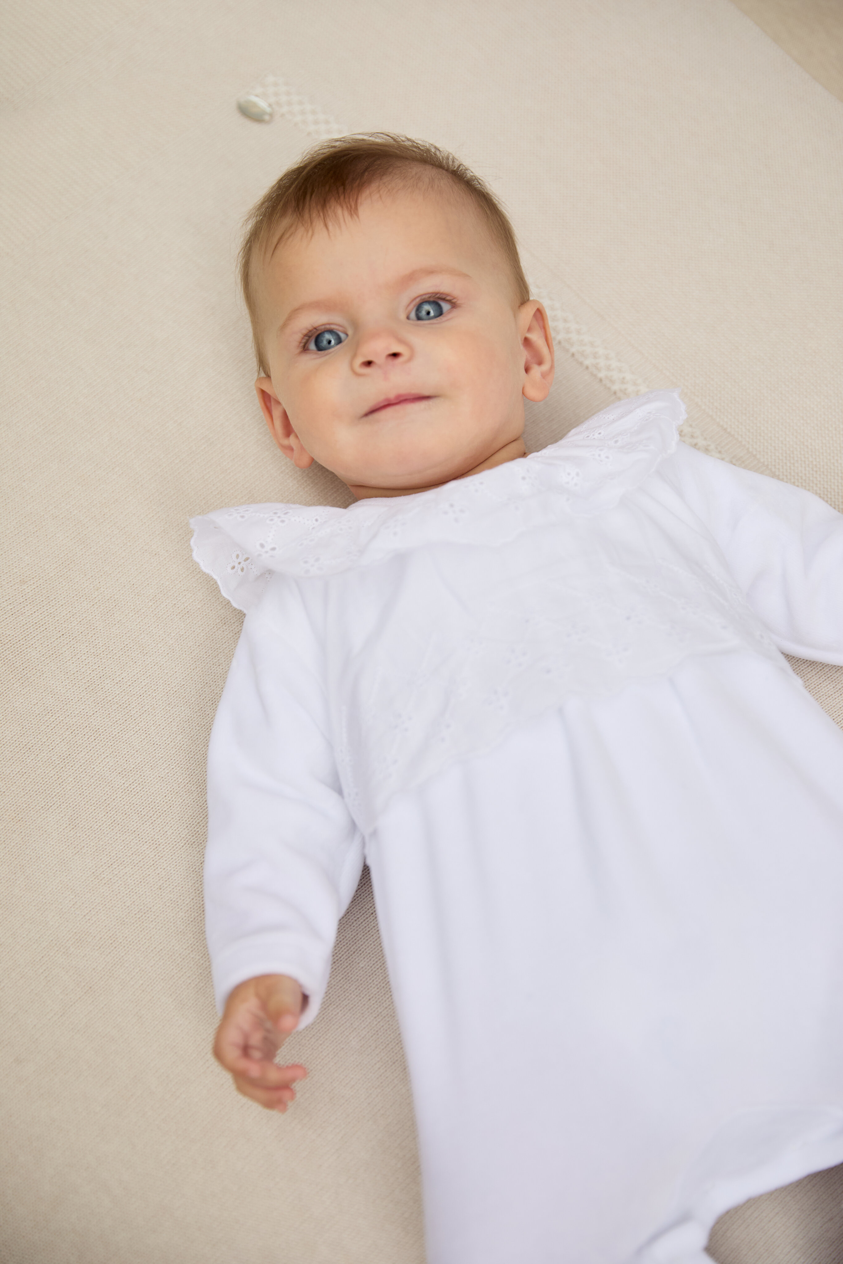 Pijama para Bebé de Veludo com Peitilho Tecido Bordado Branco-5