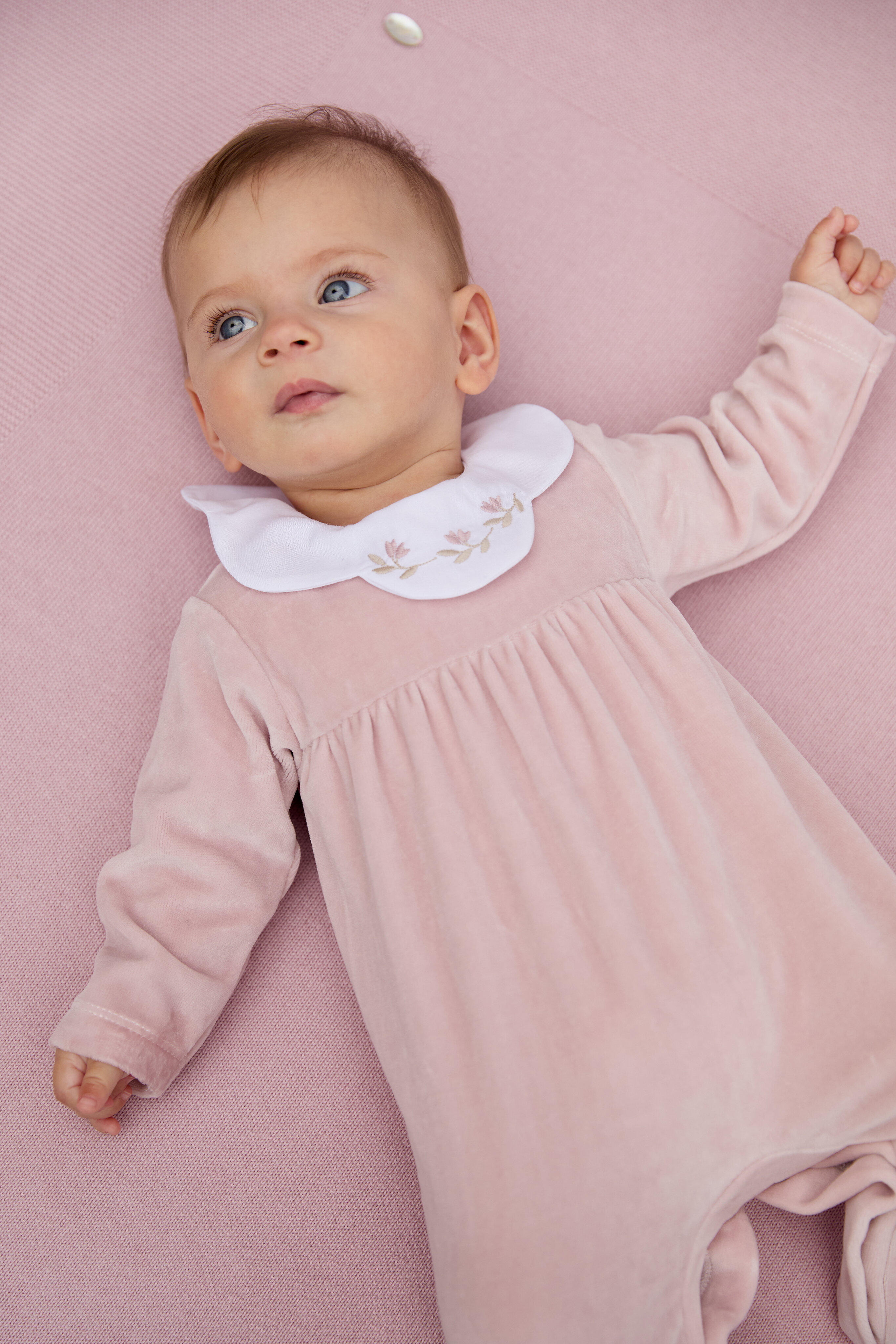 Pijama para Bebé de Veludo com Gola Folho com Desenho Bordado Rosa-claro-4