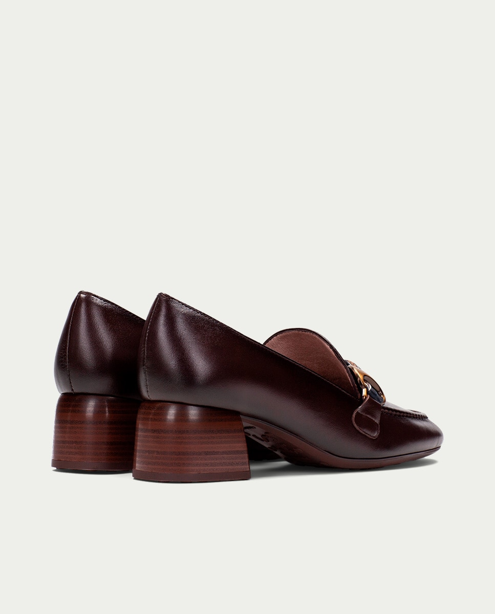 Mocassins de Pele com Detalhe de Corrente Castanho-4