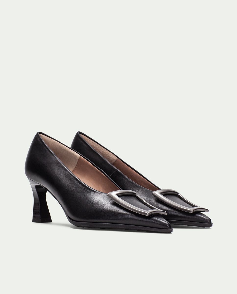 Sapatos de Salto com Adorno Metálico Preto-3
