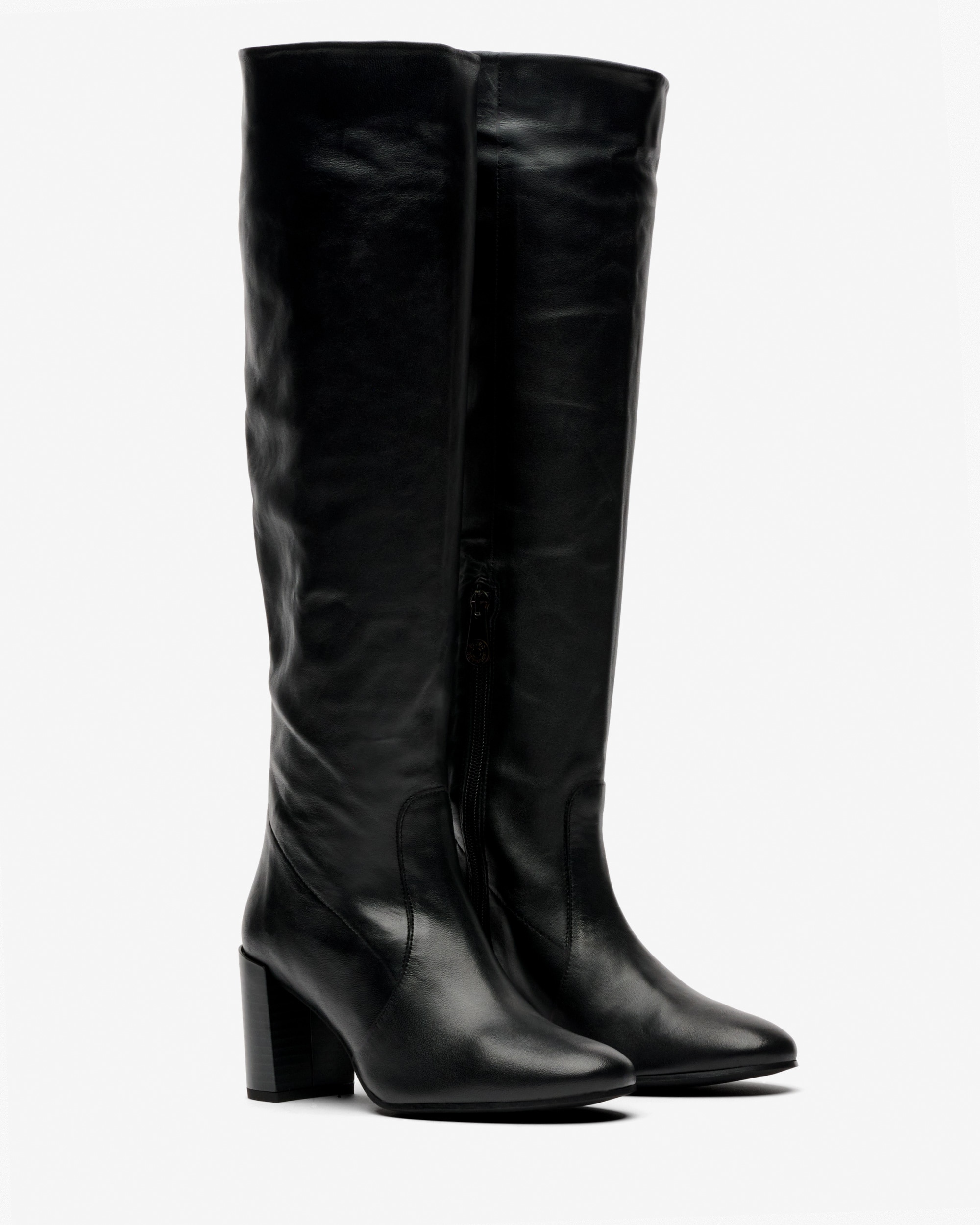 Botas com Tacão e Cano Alto Preto-2
