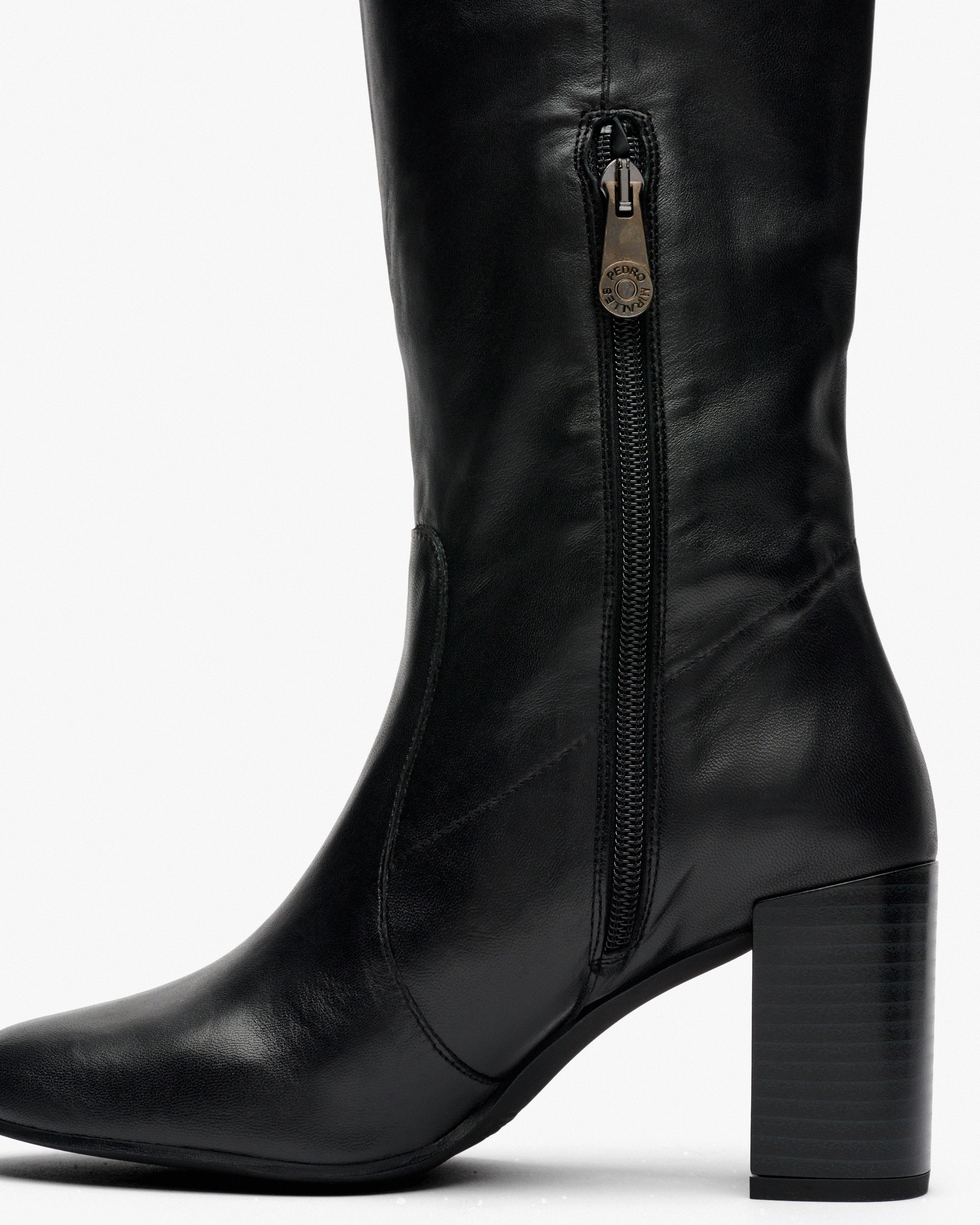 Botas com Tacão e Cano Alto Preto-3