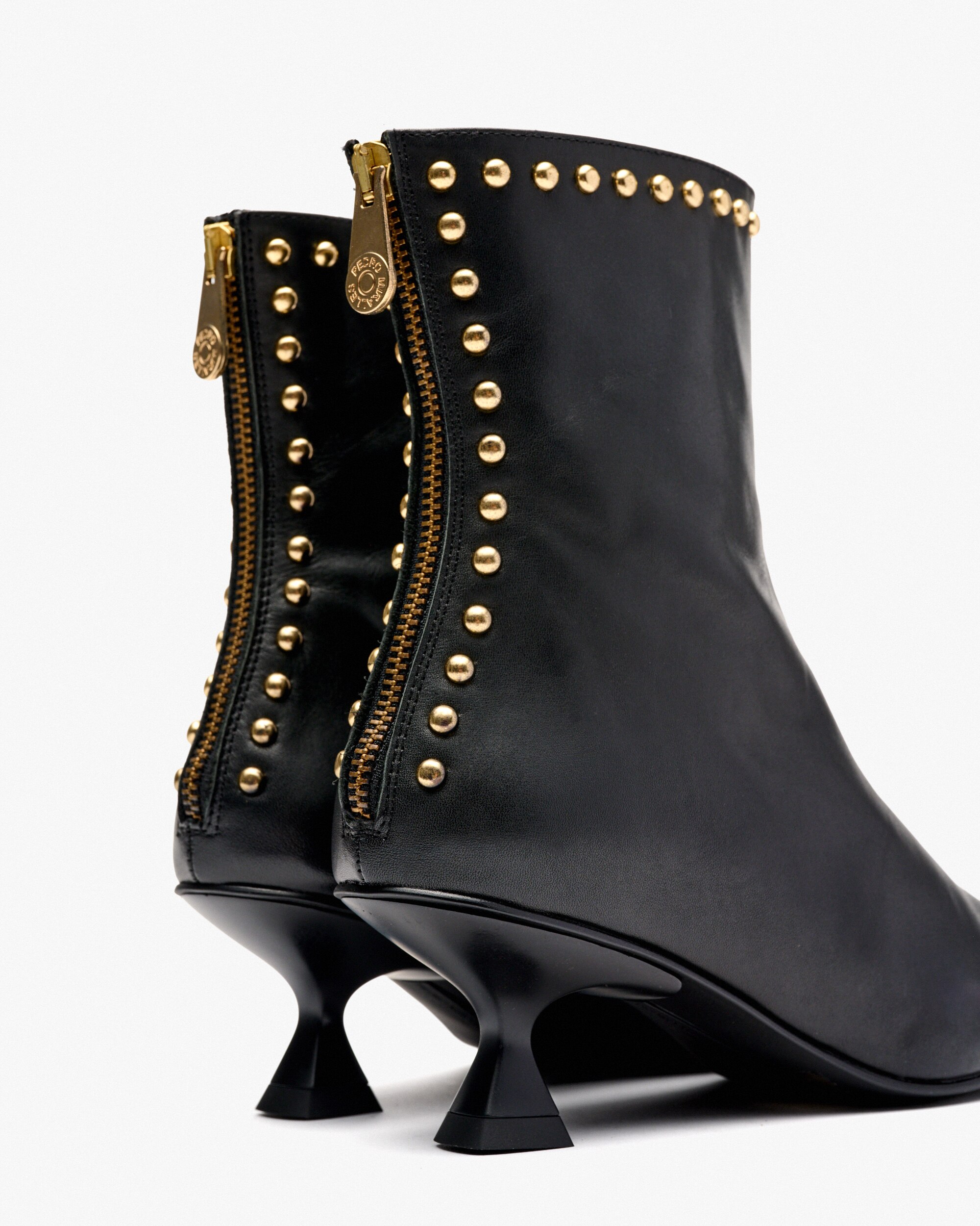Botins com Tacão e Tachas Preto-3