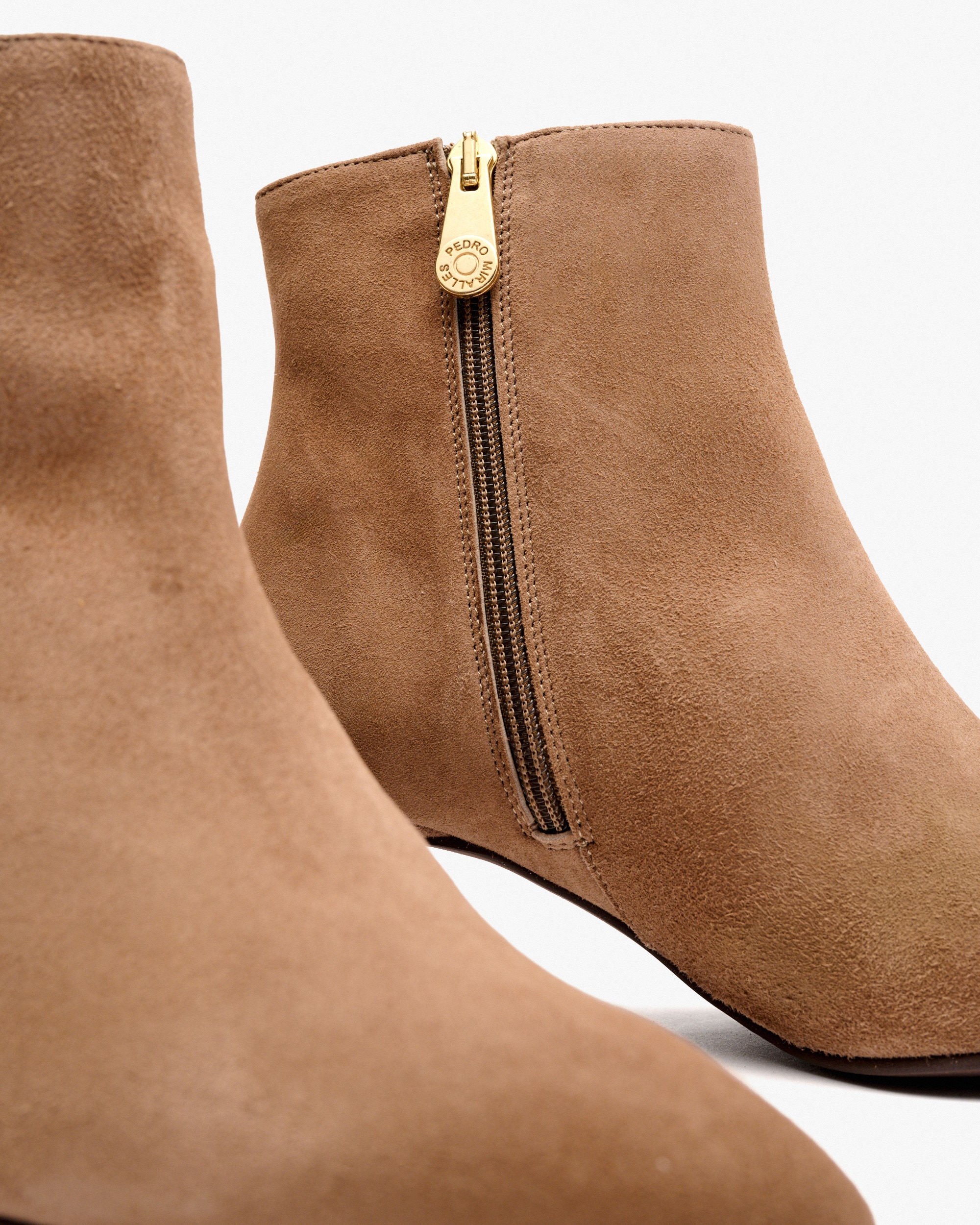 Botins com Tacão e Fecho Zip Lateral Castanho-3