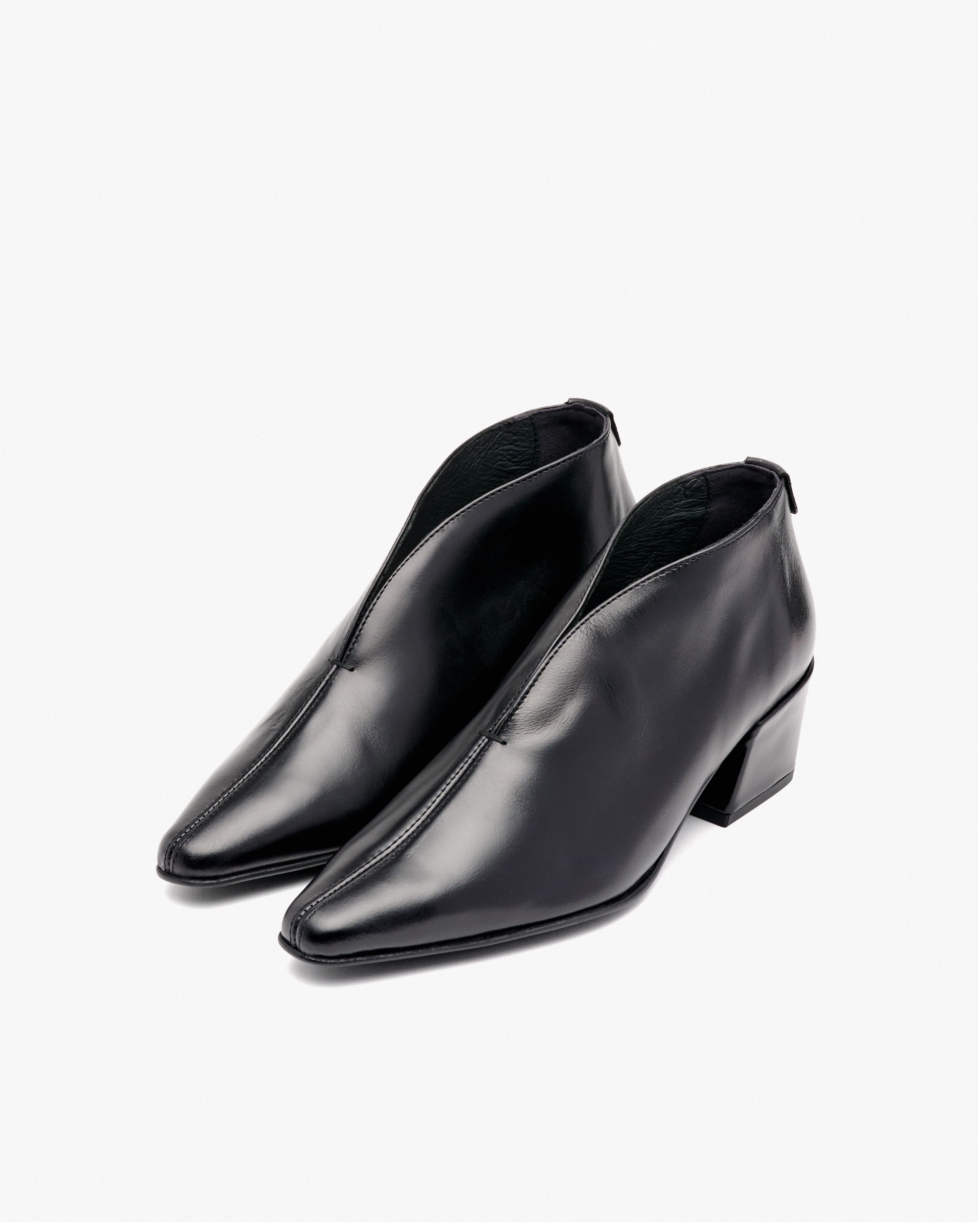 Botins com Abertura Frontal e Tacão Preto-2