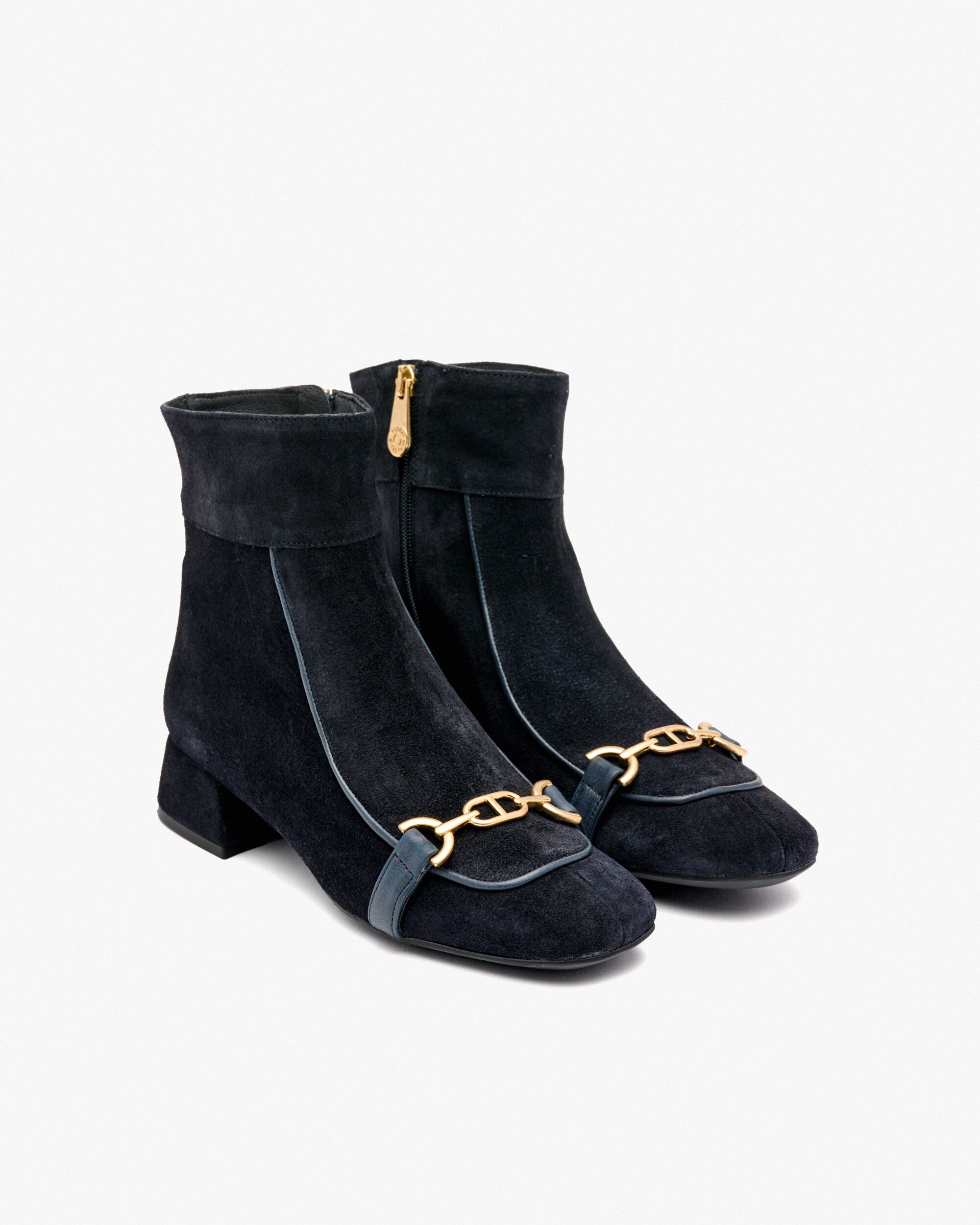 Botins de Camurça com Adorno e Fecho Zip Preto-2