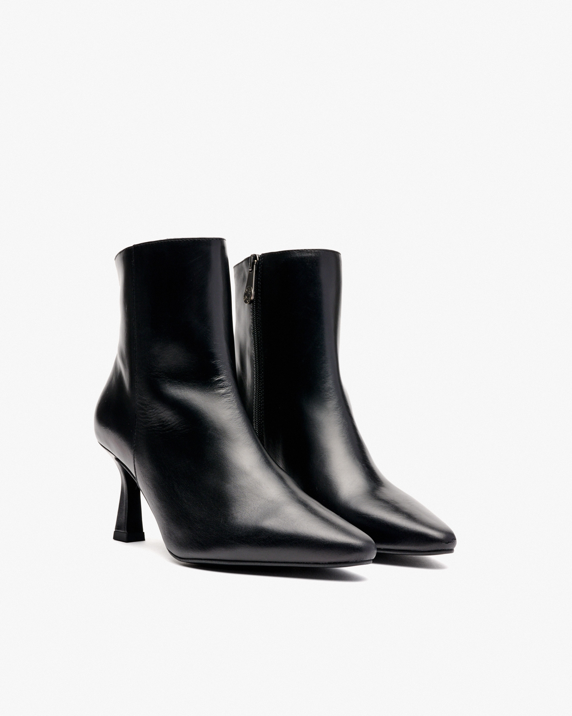 Botins de Pele com Fecho Zip Lateral Preto-2