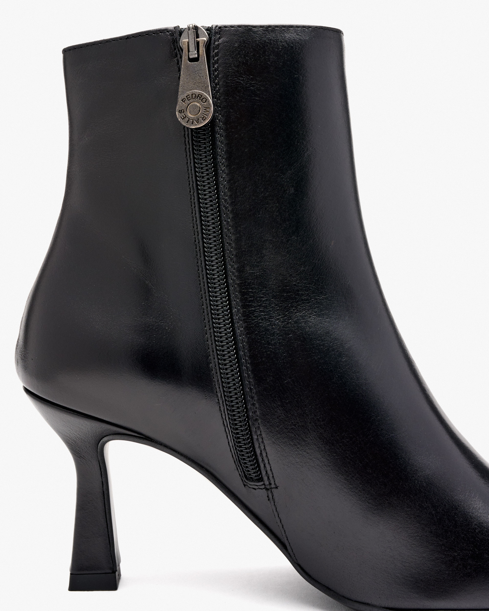 Botins de Pele com Fecho Zip Lateral Preto-3