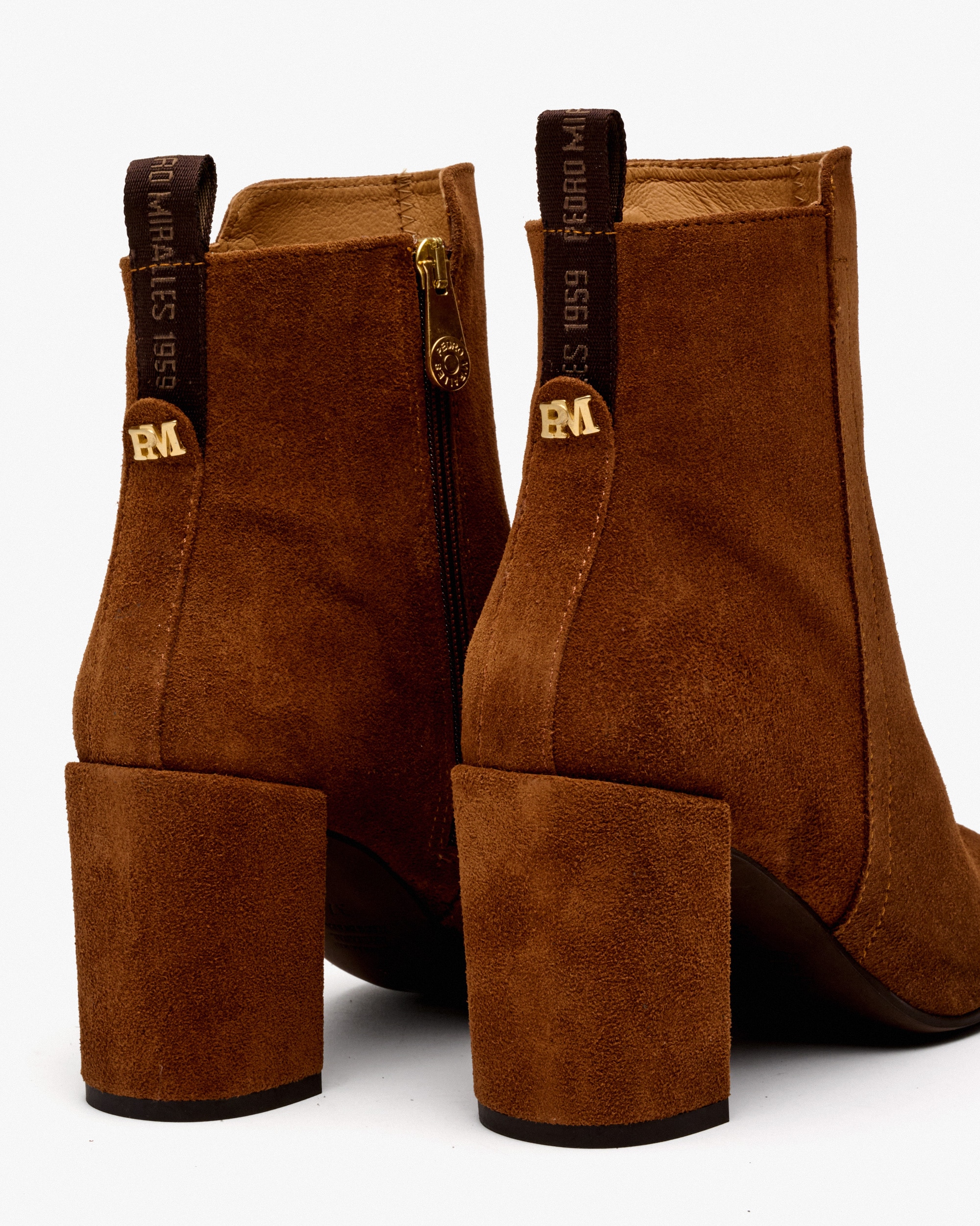 Botins de Camurça com Salto e Fecho Zip Castanho-3