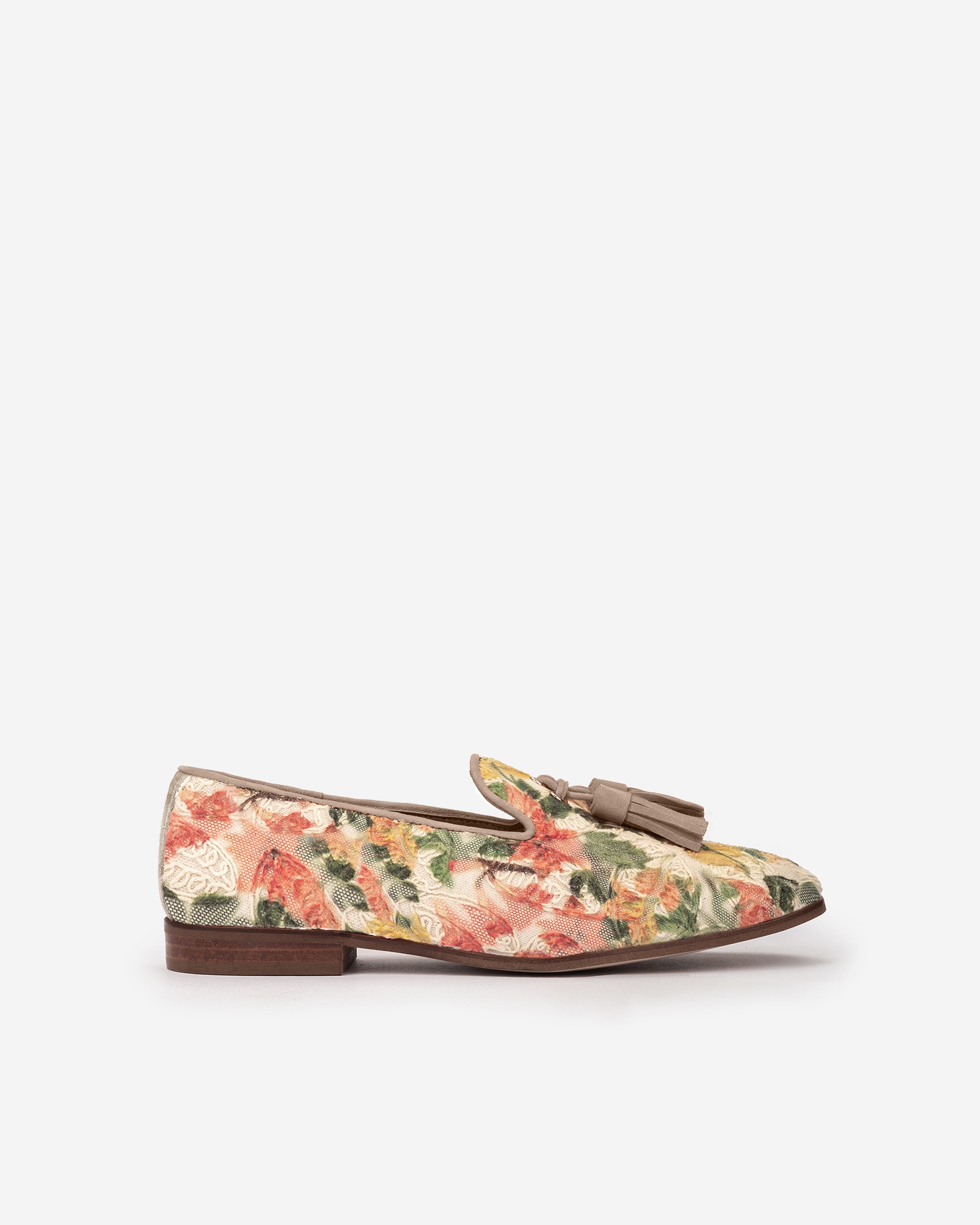 Imagem 0 de Mocassins Rasos com Pompom e Rebordos