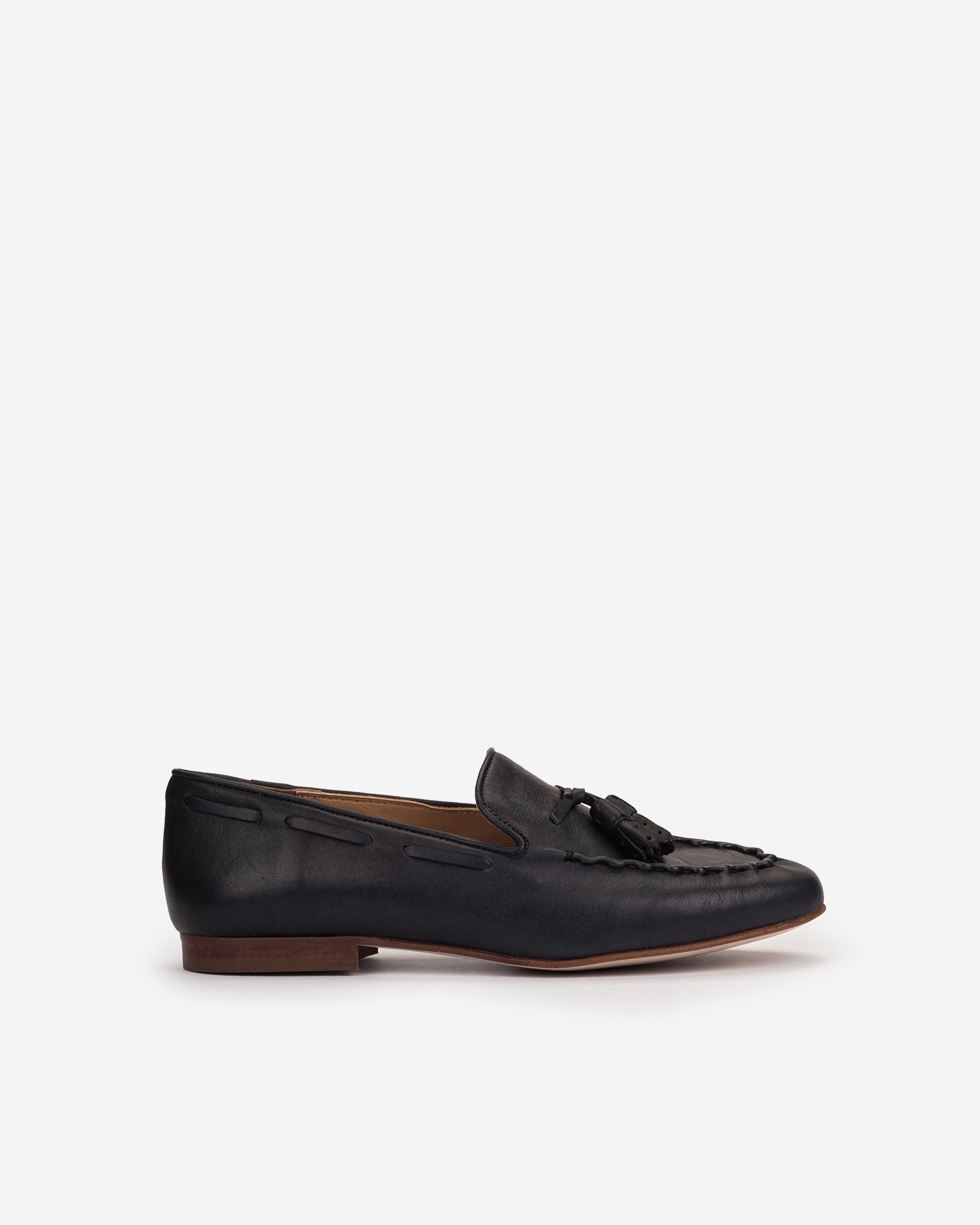 Imagem 0 de Mocassins Rasos com Pompões e Debrum Festoneado