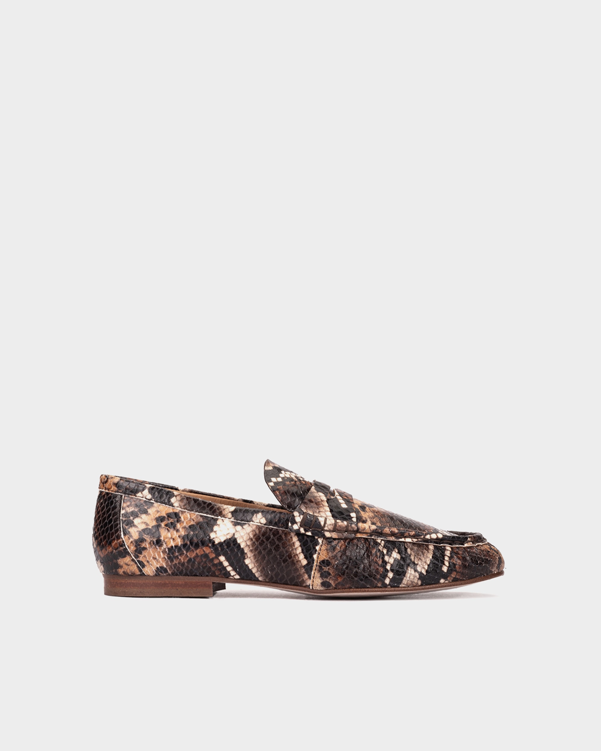 Imagem 0 de Mocassins Rasos com Travessão e Costura Franzida