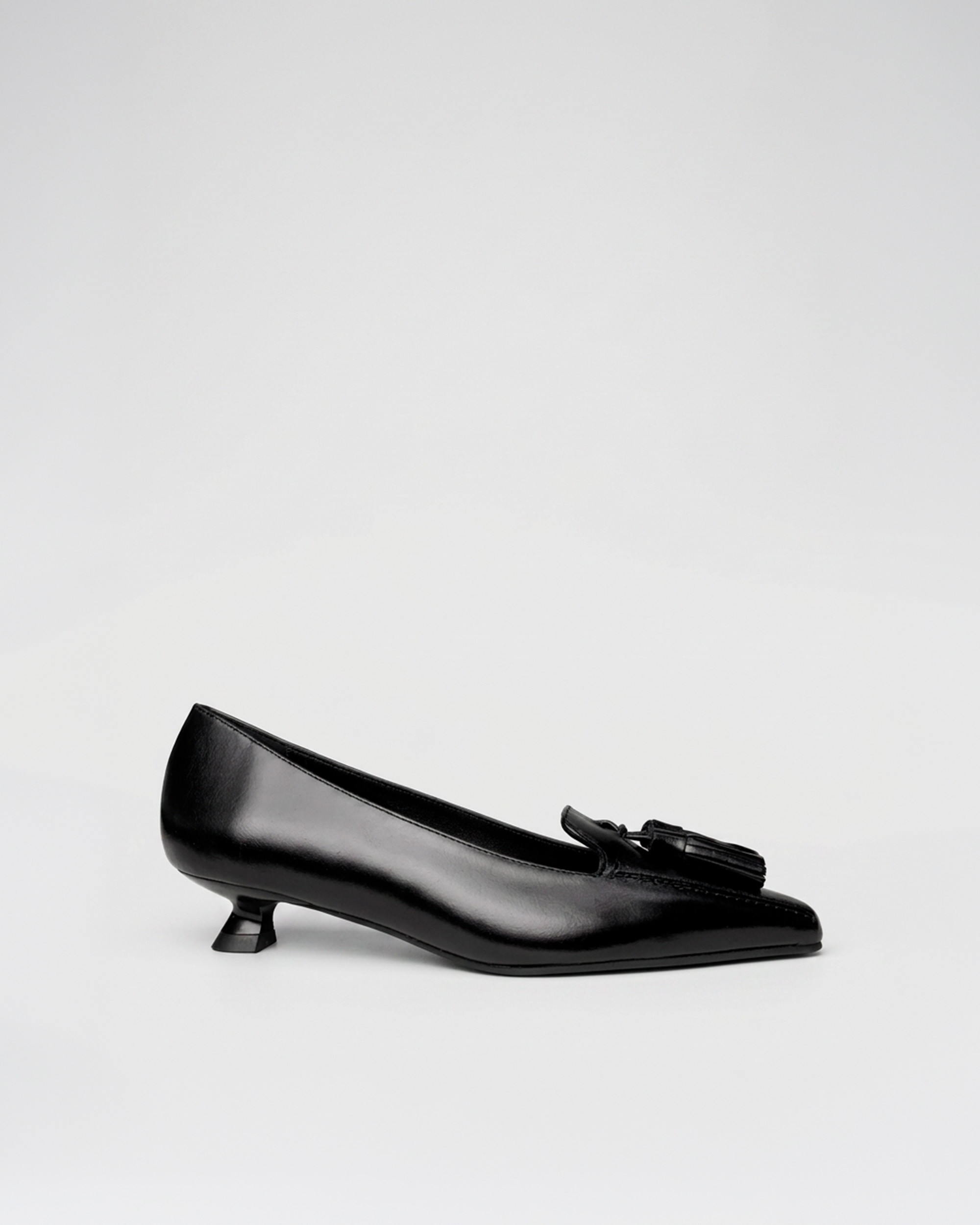 Imagem 0 de Sapatos de Salto em Pele com Pompom