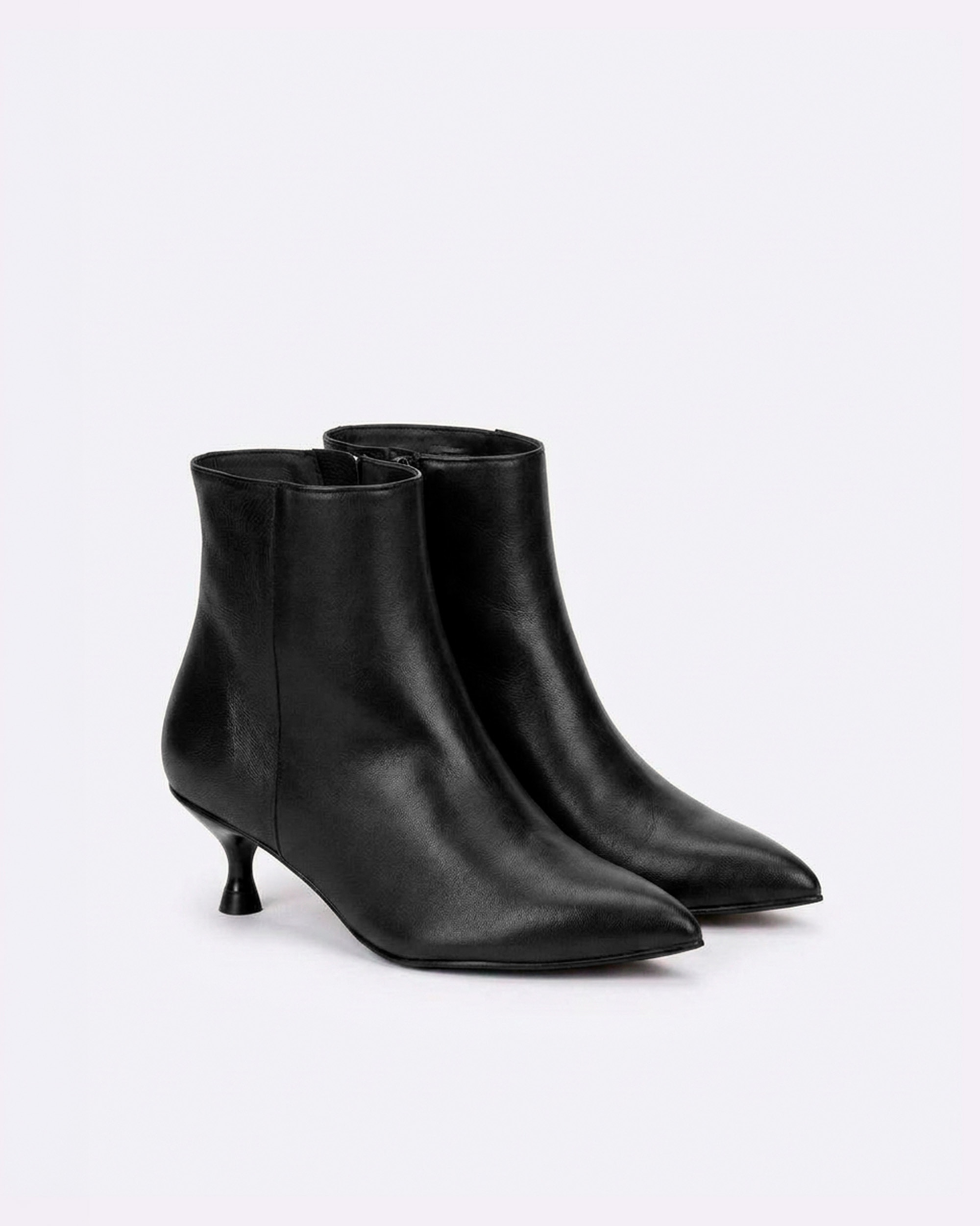 Botins de Pele com Fecho Zip Preto-2