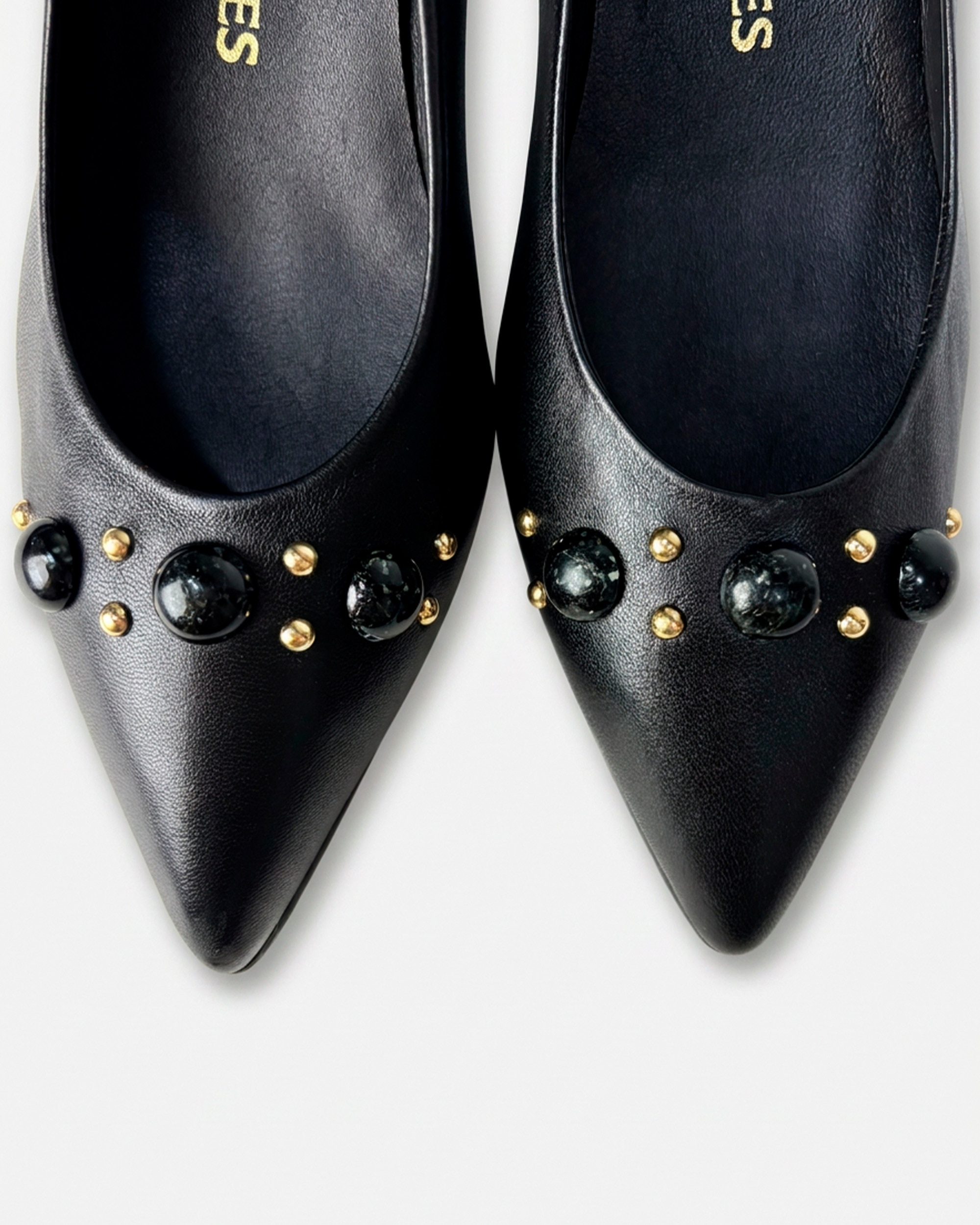 Sapatos de Salto com Adorno de Pedras Preto-3