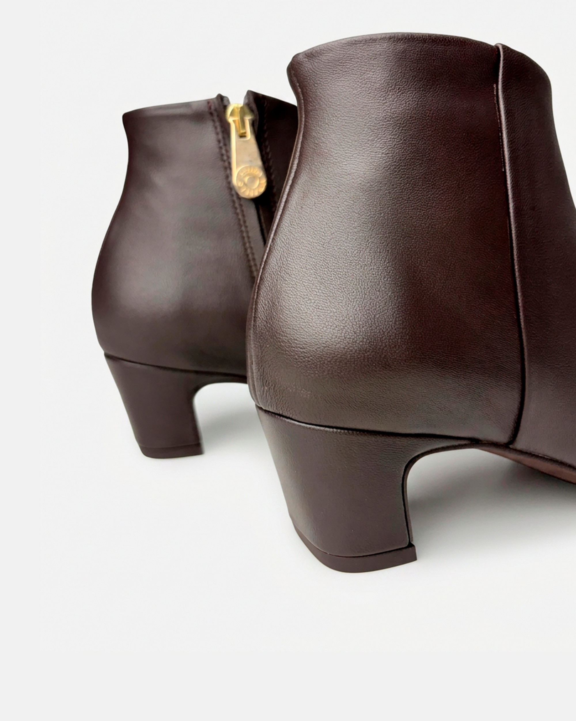 Botins Clássicos de Pele com Salto Castanho-chocolate-3