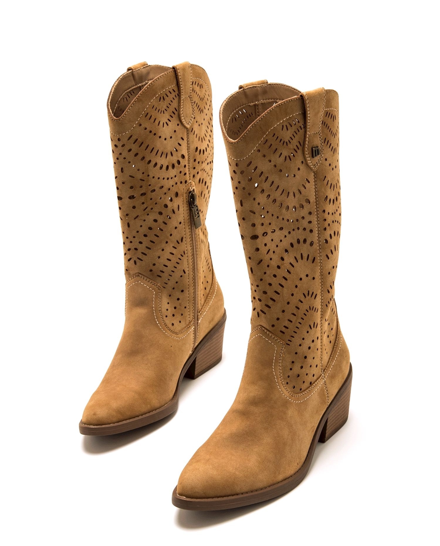 Botas Estilo Cowboy com Detalhe Perfurado no Cano Castanho-2