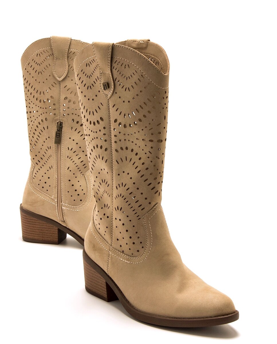 Botas Estilo Cowboy com Detalhe Perfurado no Cano Natural-6